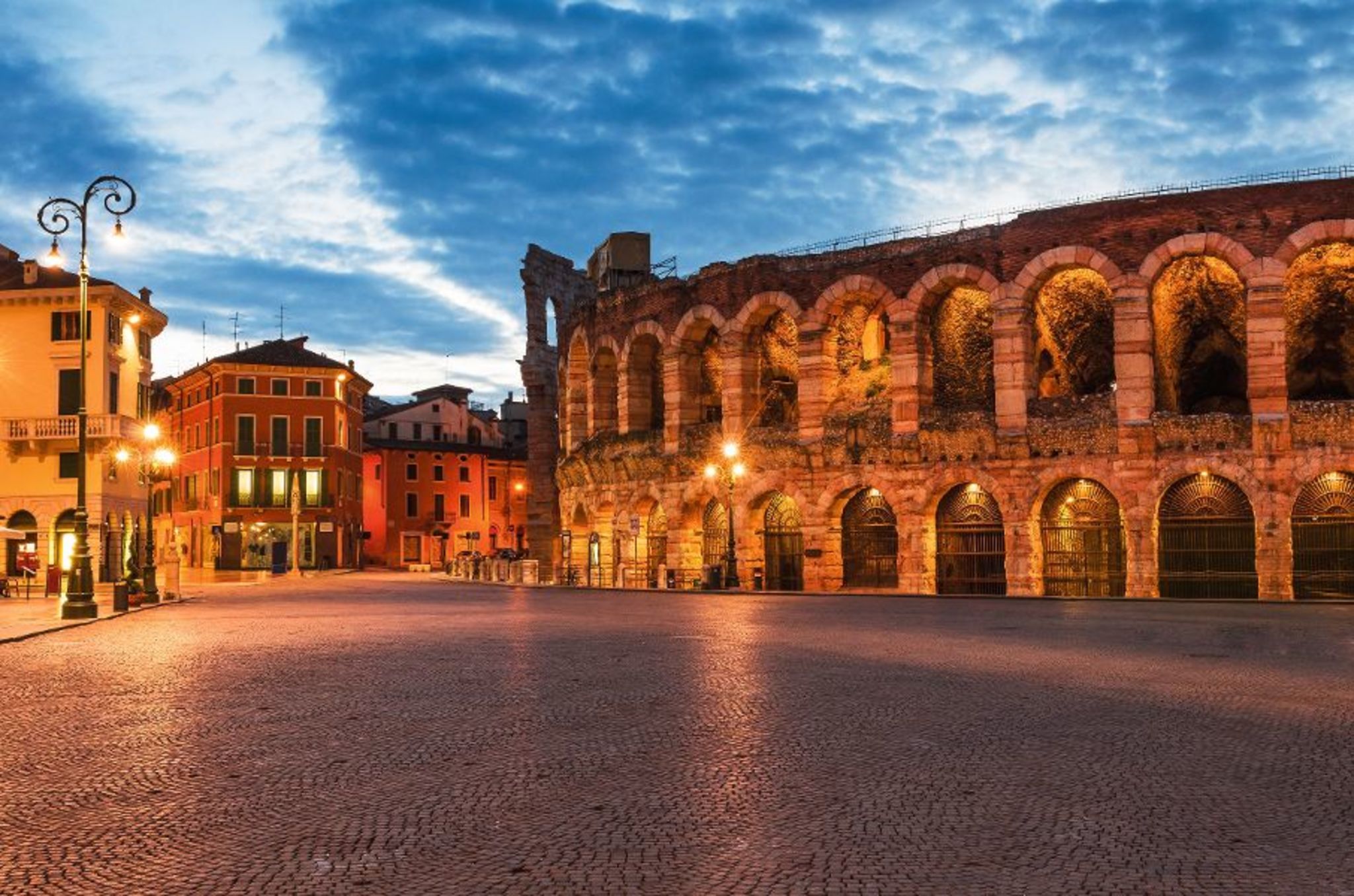 Piazza Bra und Arena von Verona bei Dämmerung.