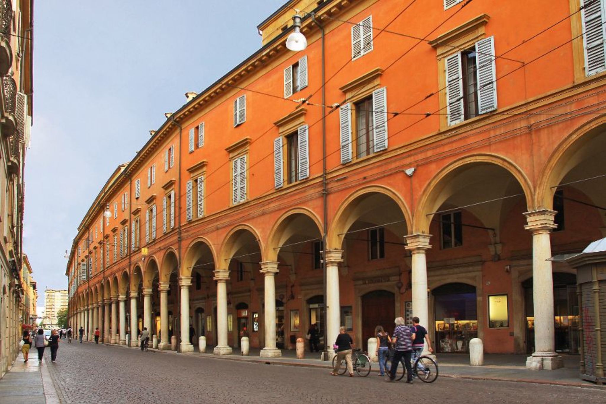 Historische Häuserreihe mit Arkaden in Bologna, Italien.