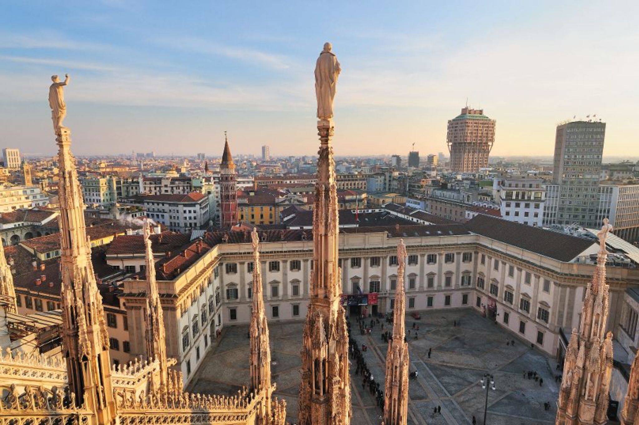 Blick auf Mailand mit Skulpturen und Stadtansicht bei Sonnenuntergang.