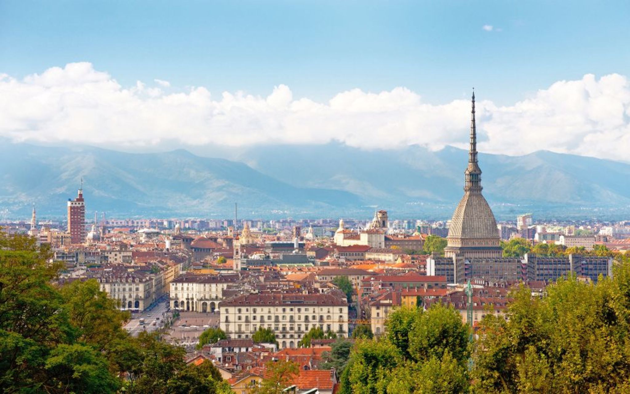 Stadtansicht von Turin mit Mole Antonelliana und Alpen im Hintergrund.