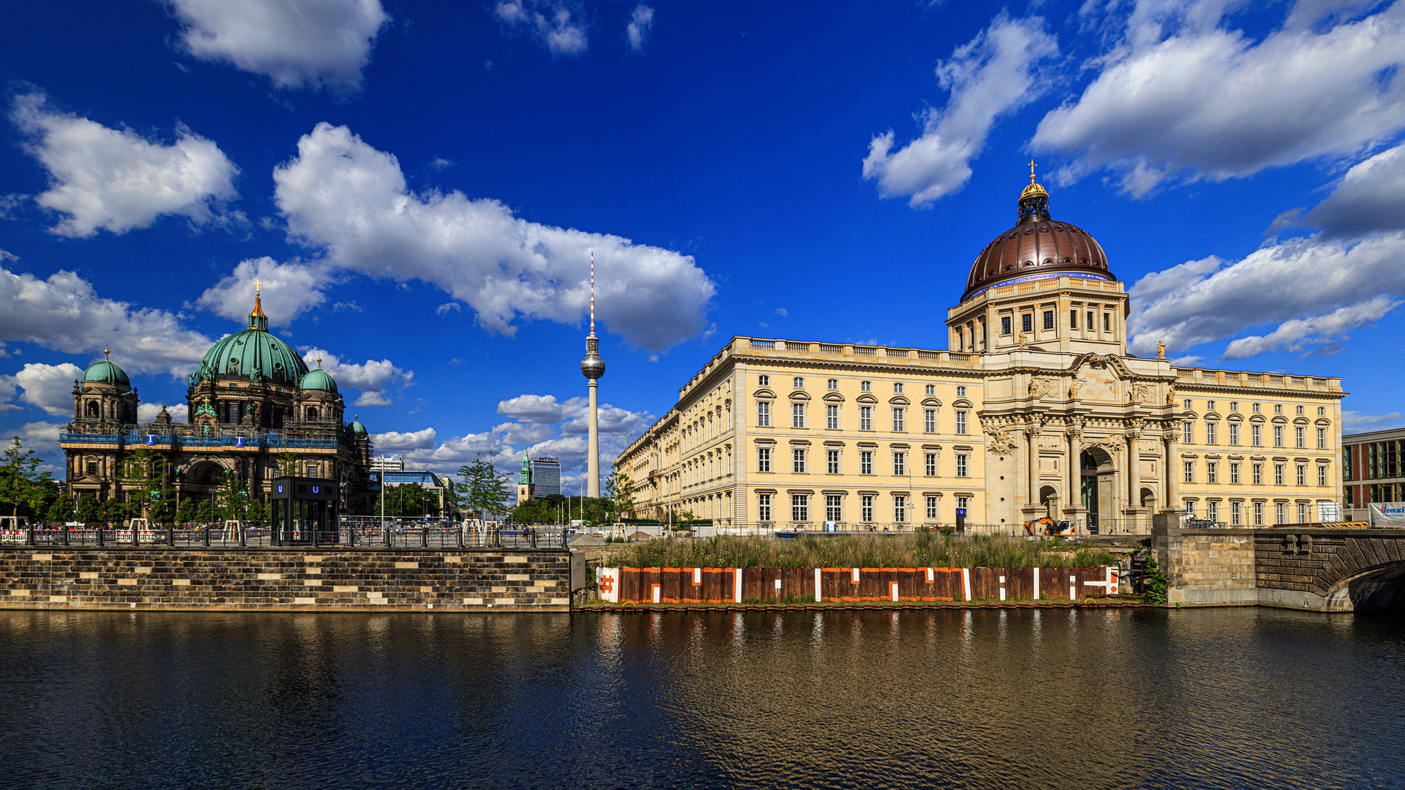 Berliner Stadtschloss mit dem Humboldt-Forum Berliner Dom und Stadtschloss an der Spree, blauer Himmel mit Wolken.