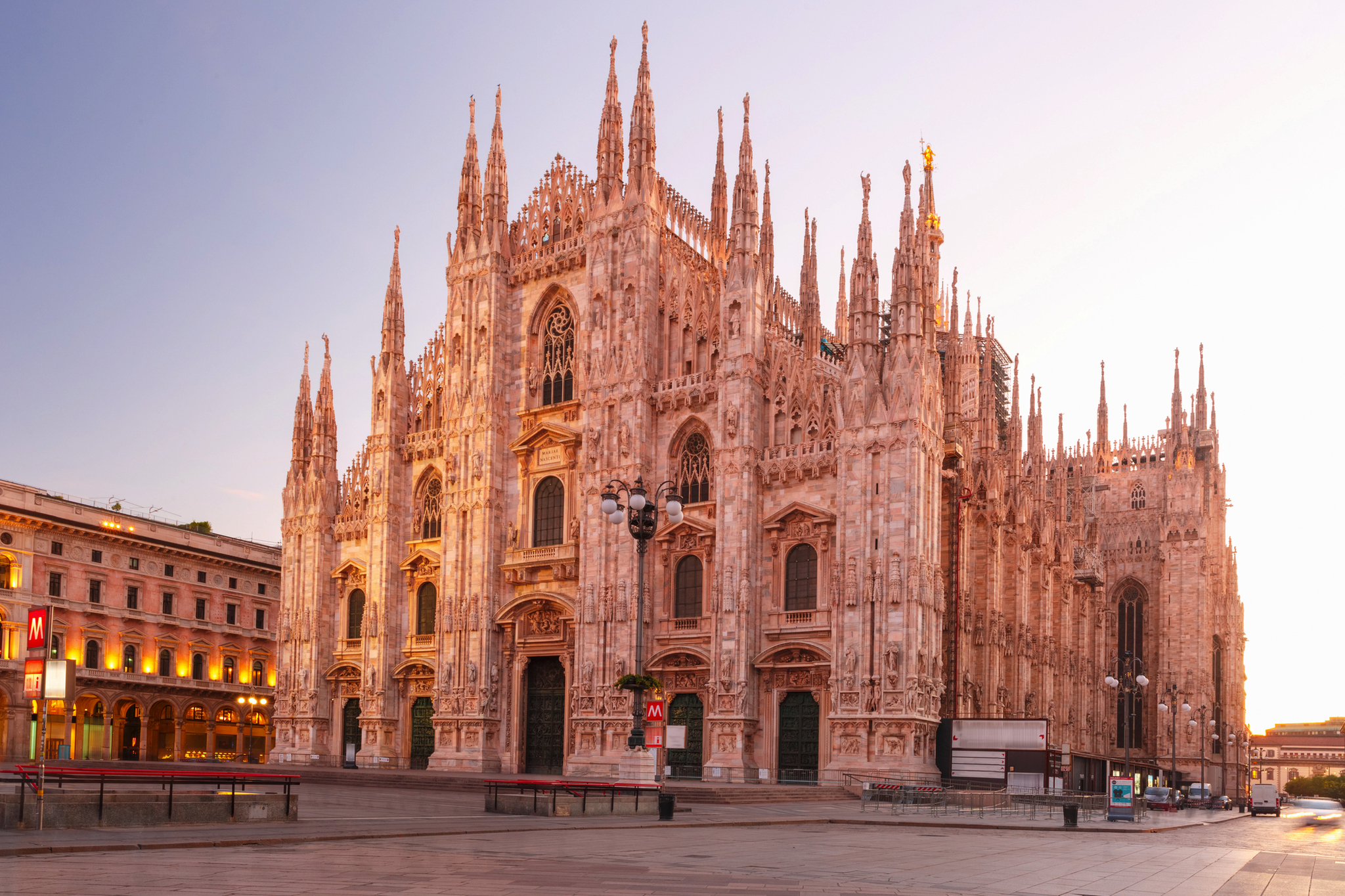 Mailänder Dom auf der Piazza Duomo in Mailand am Morgen, mit klarem Himmel im Hintergrund.