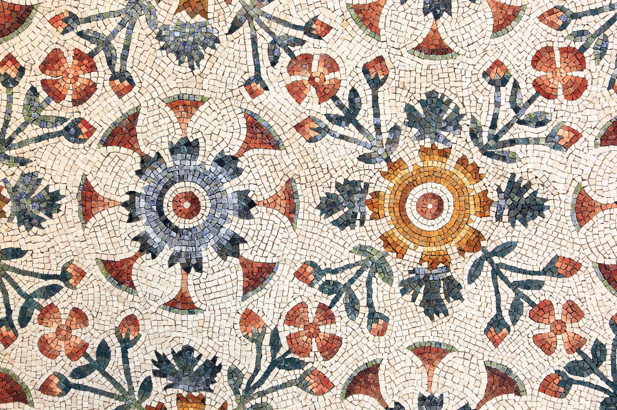 Mosaikfliesen in bunten geometrischen Mustern und blumigen Designs.