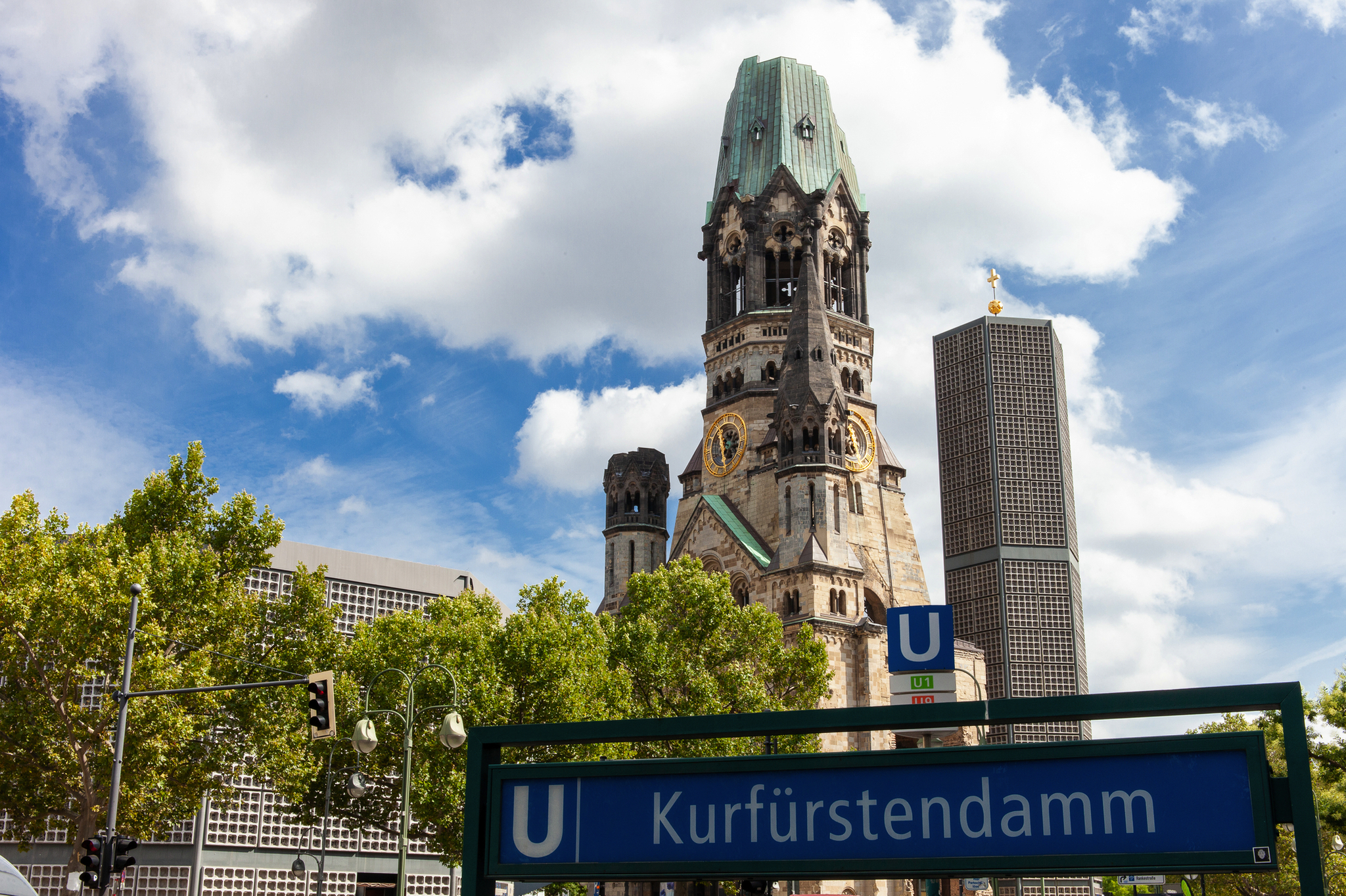 Gedächtniskirche in Berlin Gedächtniskirche in Berlin am Kurfürstendamm bei klarem Himmel und U-Bahn-Schild im Vordergrund.