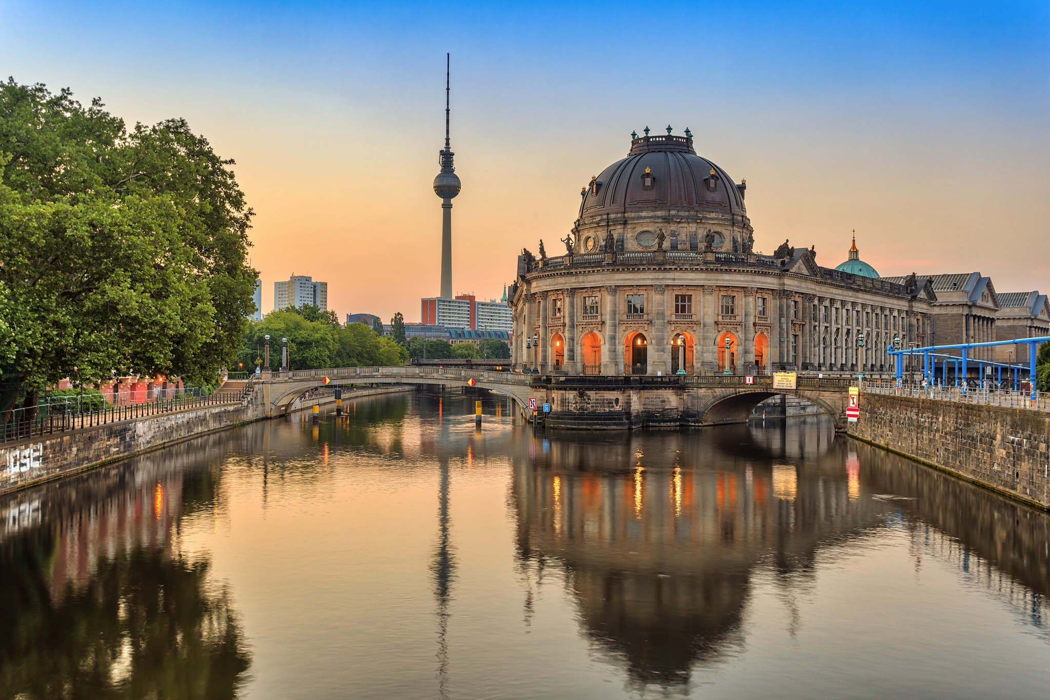 Berlins Skyline bei Sonnenaufgang an der Spree Blick auf Berliner Fernsehturm und Bodemuseum bei Sonnenaufgang, Spiegelung im Wasser.