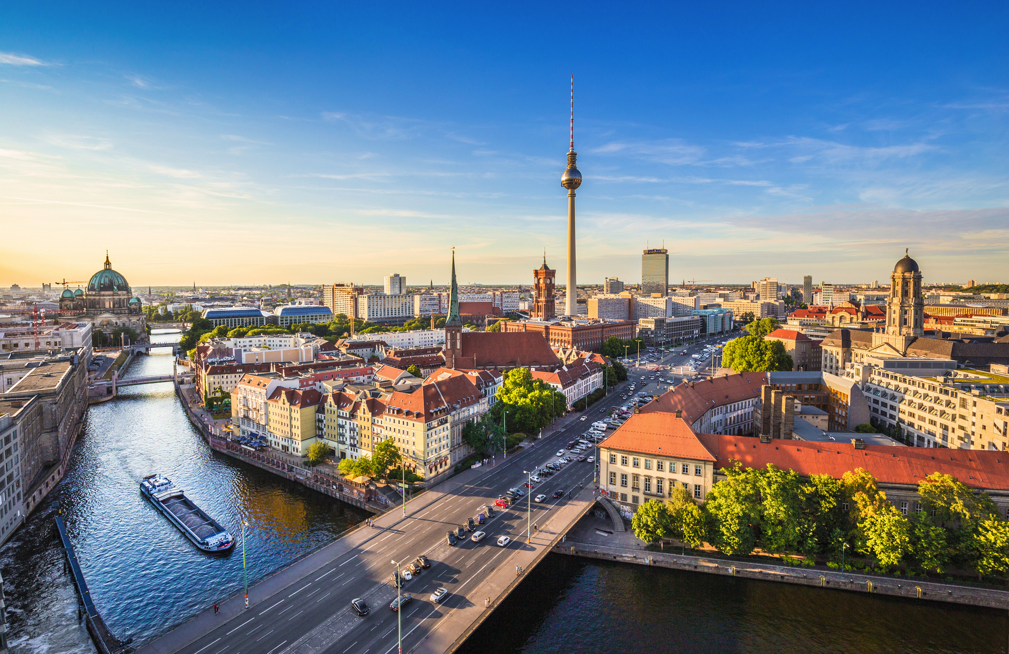 Berliner Skyline mit Fernsehturm und Spree bei Sonnenuntergang Berliner Skyline mit Fernsehturm und der Spree bei Sonnenuntergang.