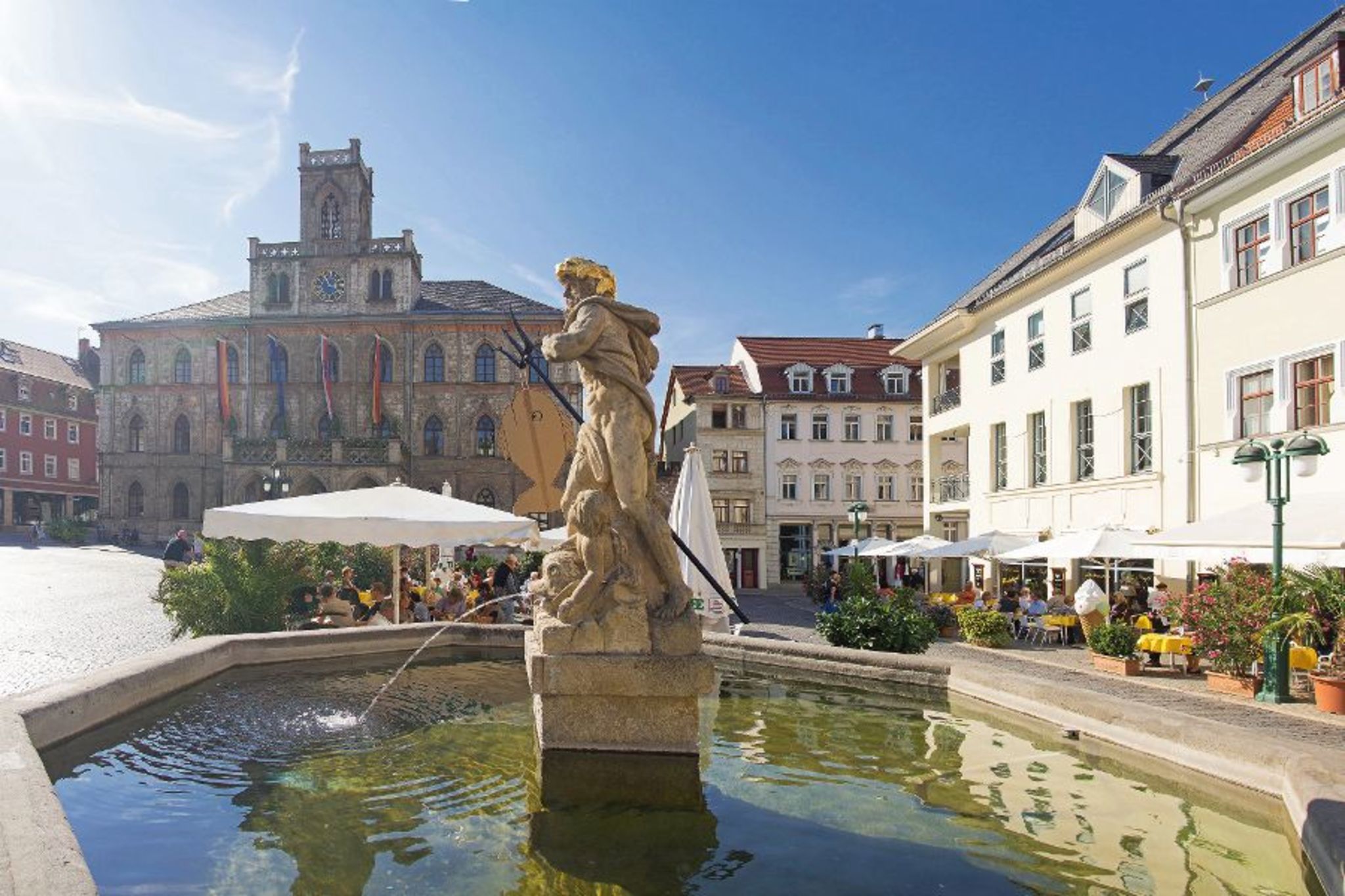 Historischer Marktplatz mit Brunnen und Fachwerkhäusern