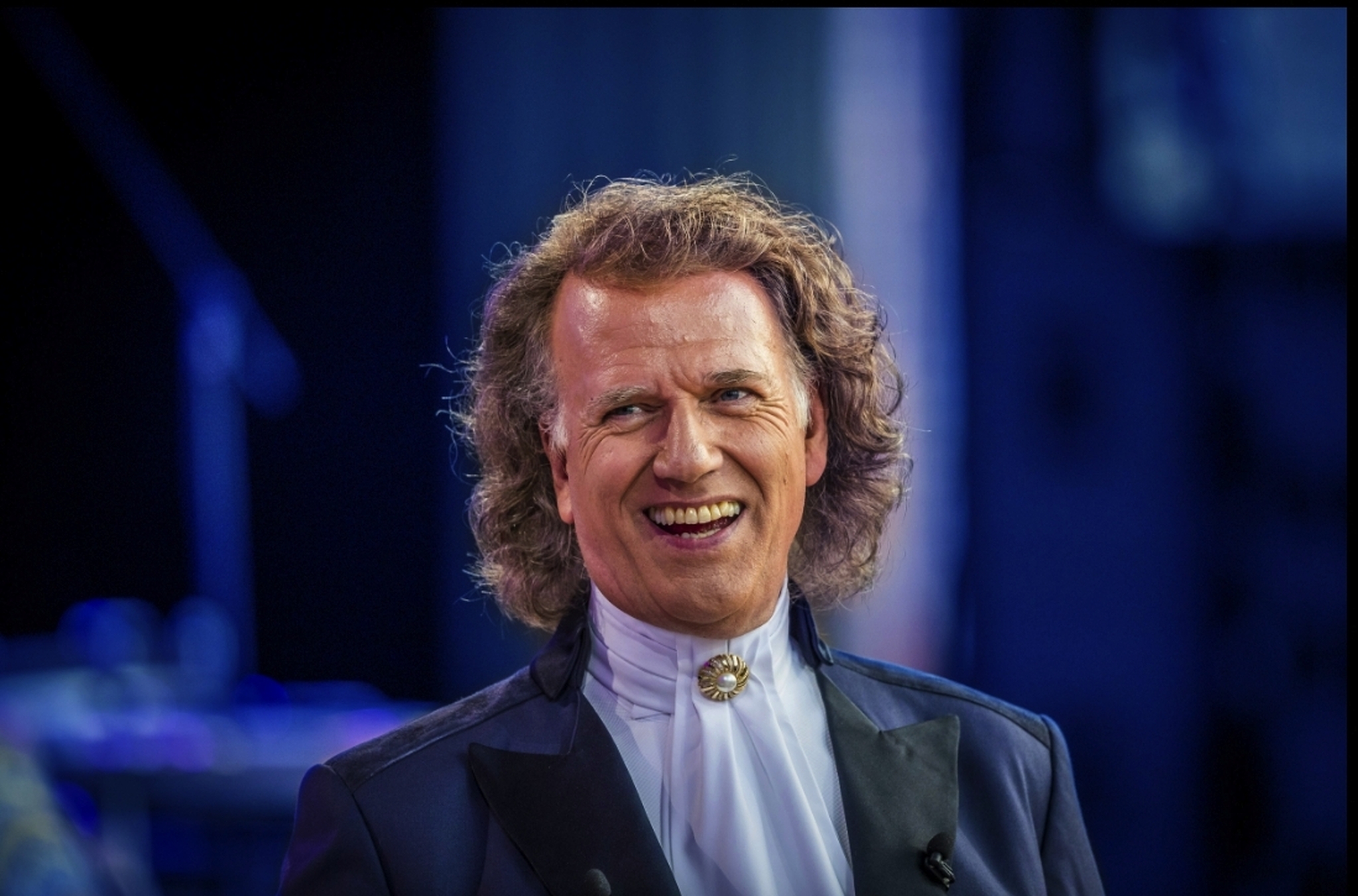 Ein Musiker und Geiger, vermutlich während eines Konzerts auf der Bühne.