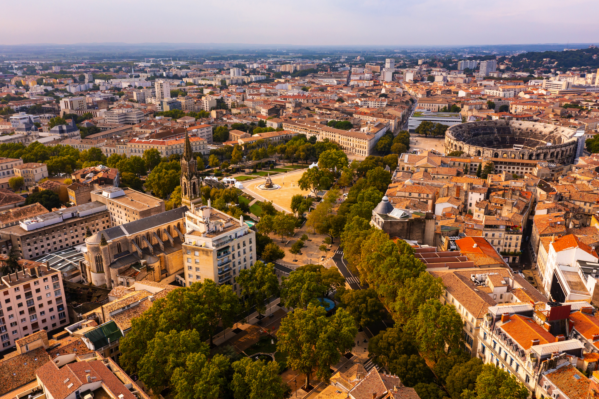 Luftaufnahme einer Stadt mit römischem Amphitheater und historischen Gebäuden.