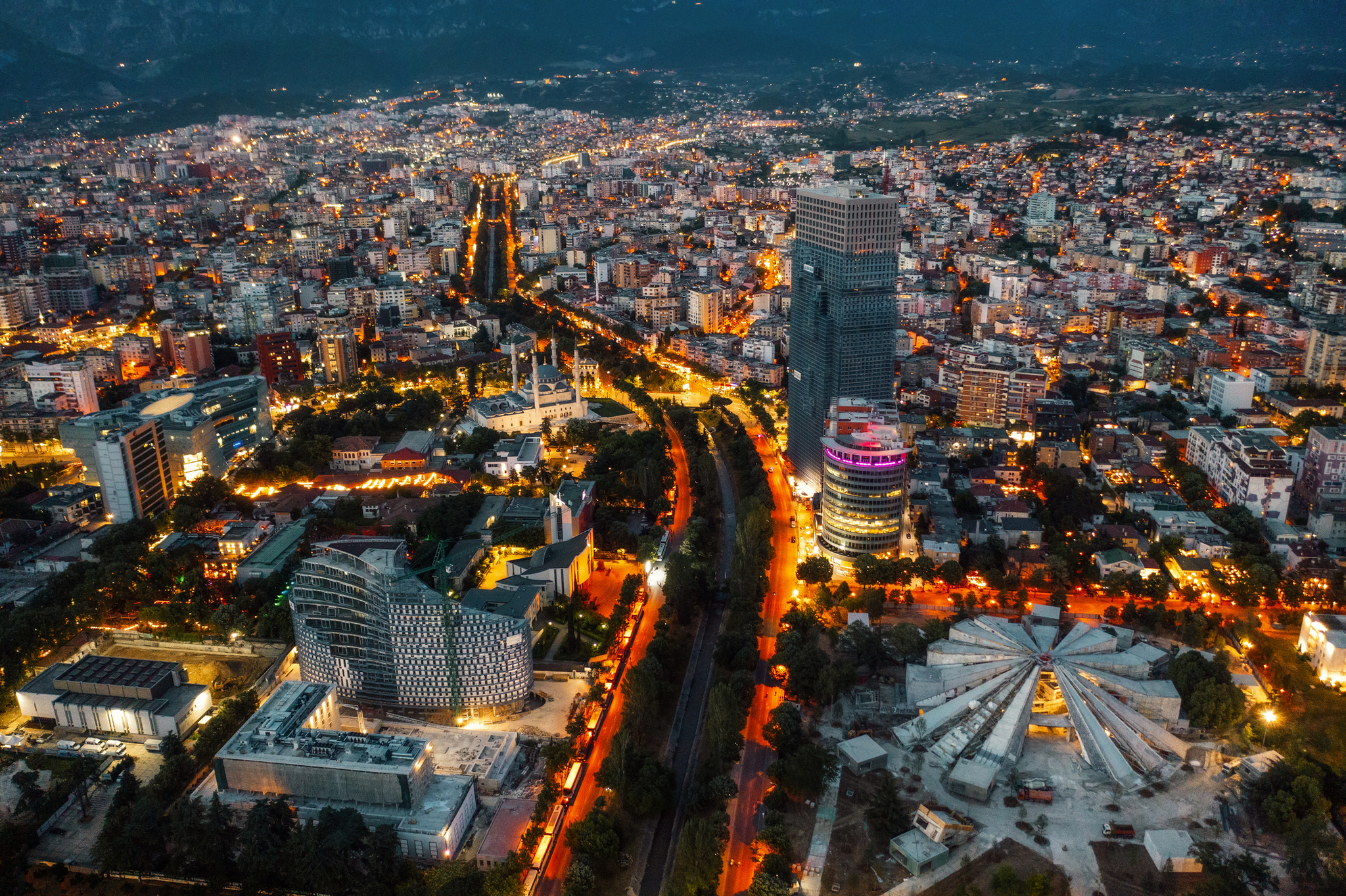 Skyline von Tirana, der Hauptstadt Albaniens, bei Nacht mit beleuchteten Gebäuden auf dem Balkan.