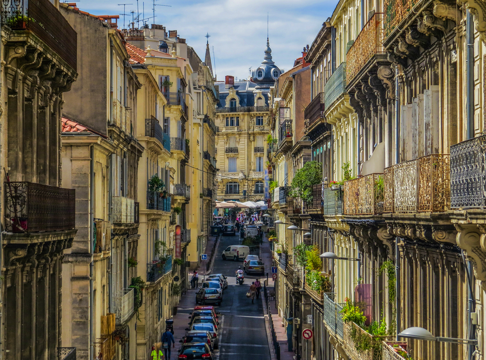 Historische Straße in Montpellier, Südfrankreich, mit alten Gebäuden und mediterranem Flair.