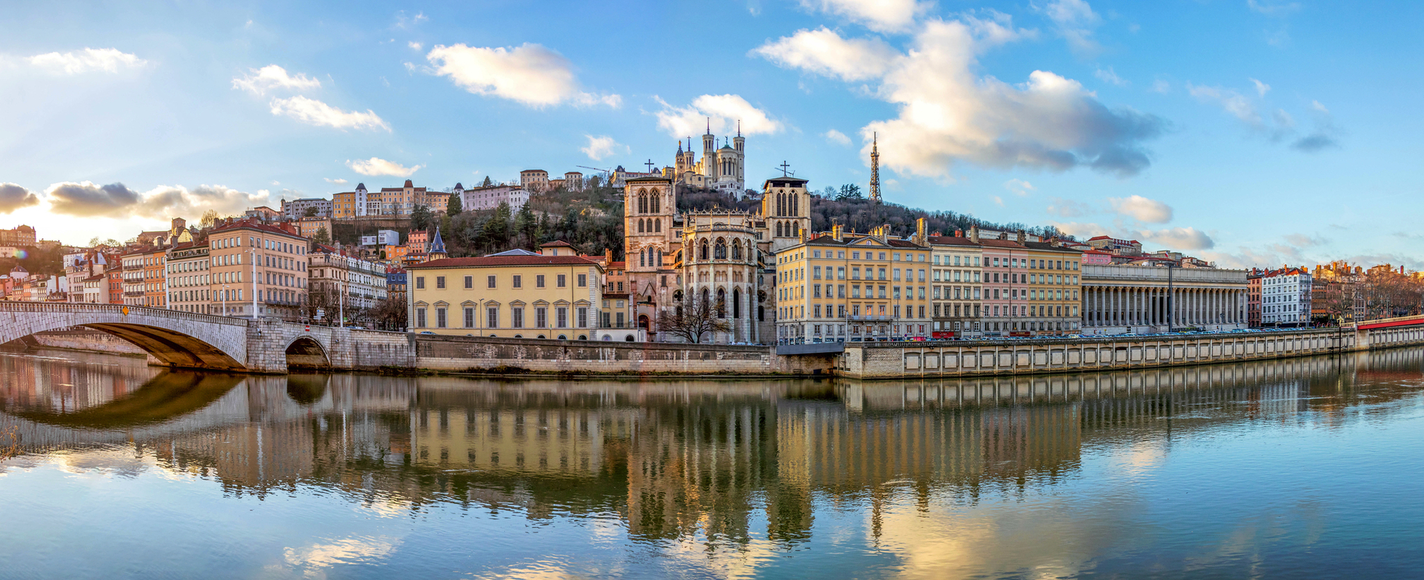 Panorama von Lyon mit der Basilika Notre-Dame de Fourvière und der Saône.