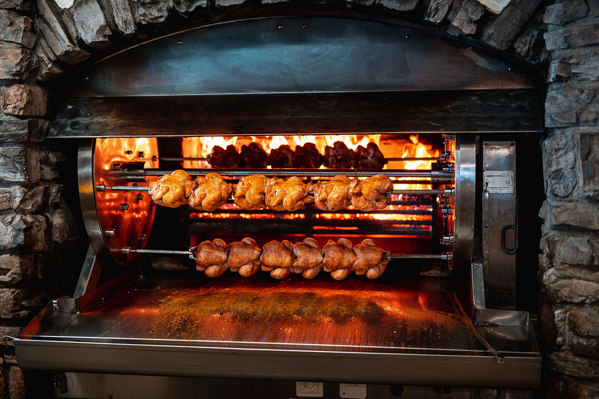 Knusprige Güggeli im charmanten Grotto Bild