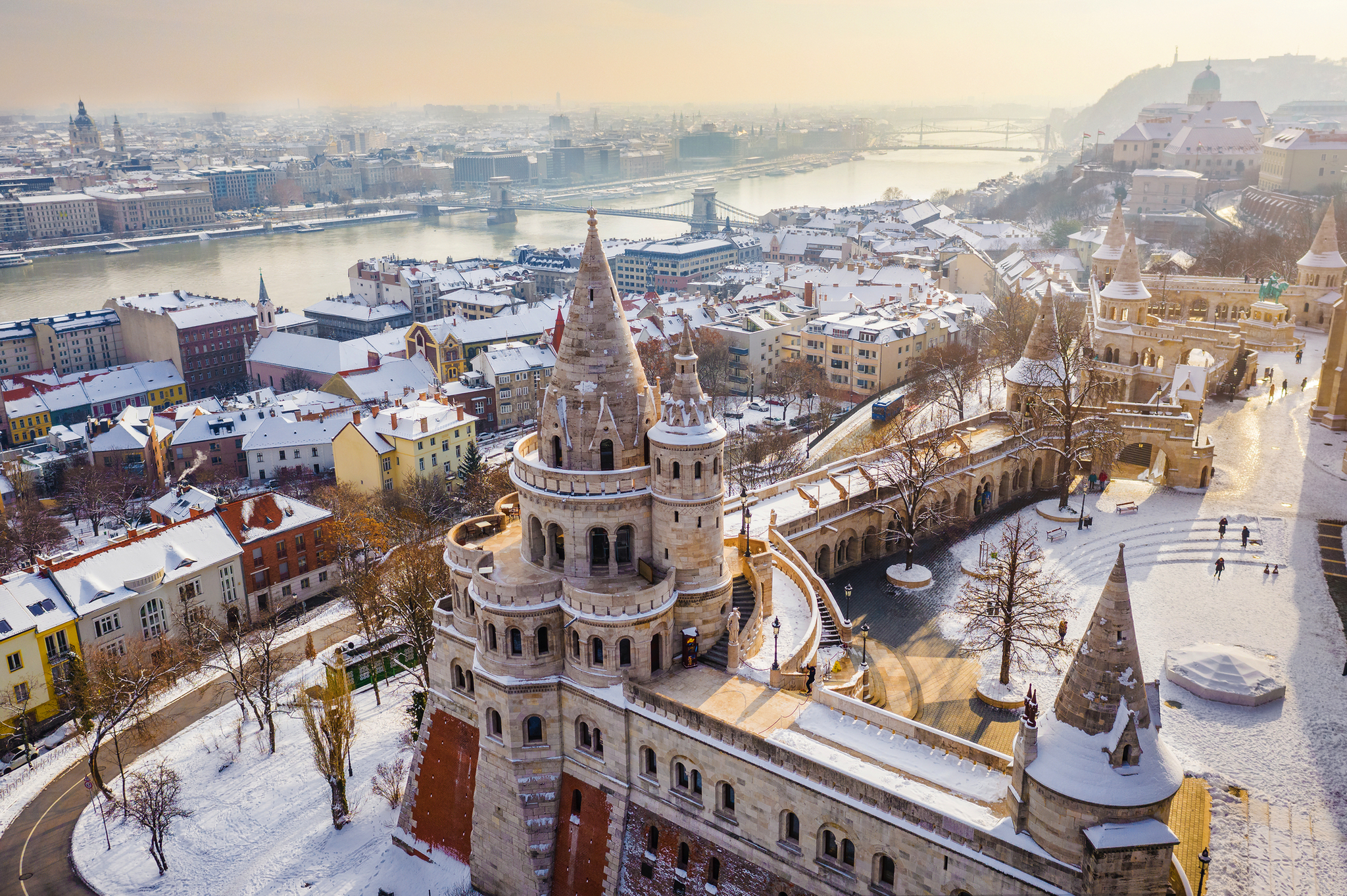 Luftaufnahme der verschneiten Fischerbastei mit der Széchenyi-Kettenbrücke in Budapest Bild