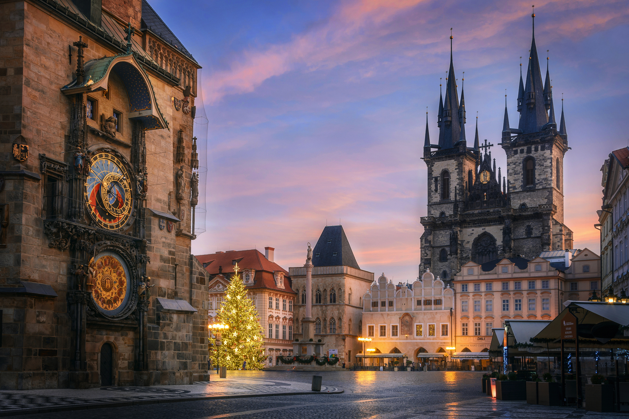 Altstädter Ring mit der astronomischen Uhr und der Teynkirche in Prag während der Weihnachtszeit Bild