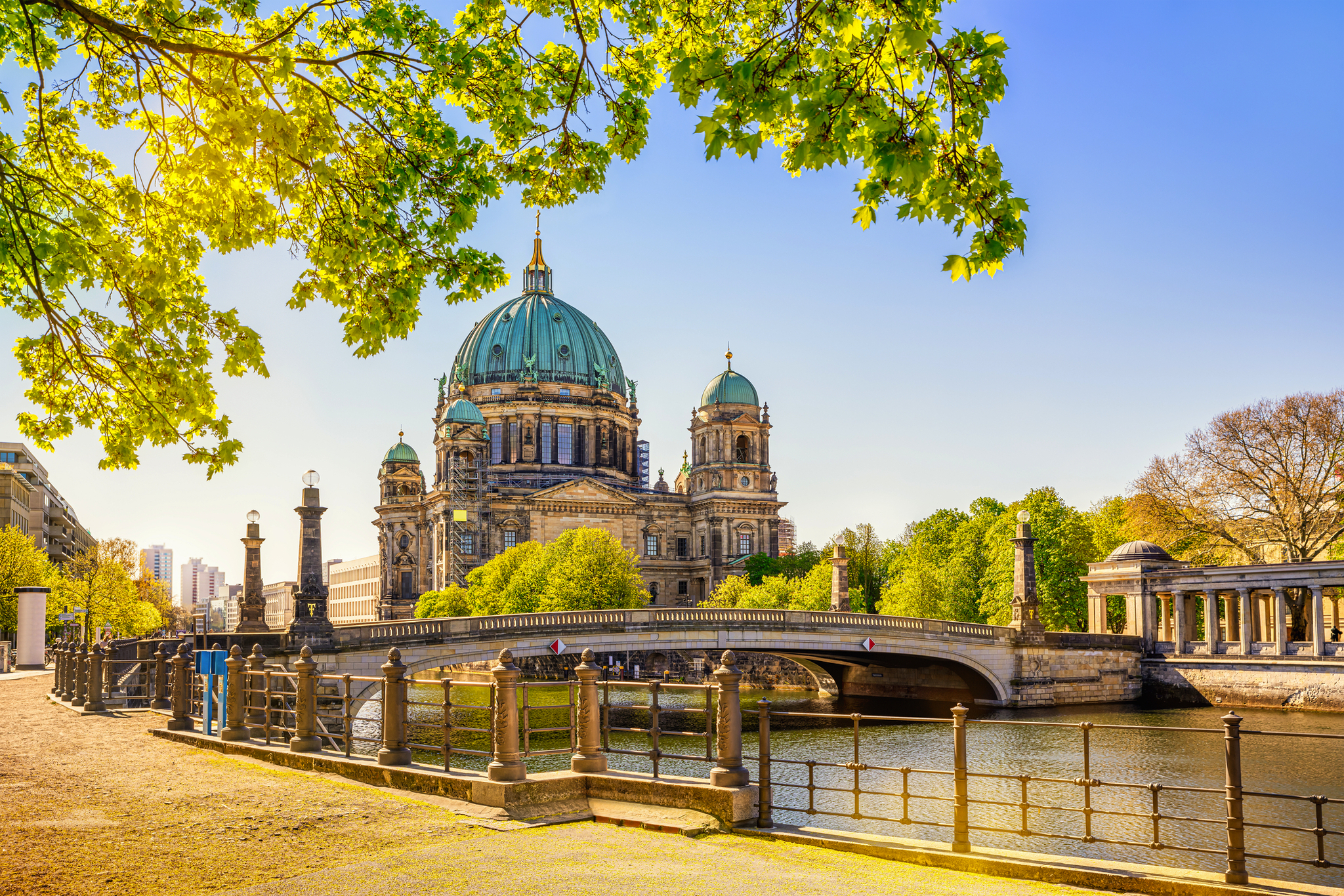 Berliner Dom im Sommer Berliner Dom im Sommer bei sonnigem Wetter, an der Spree gelegen, umgeben von grünen Bäumen.