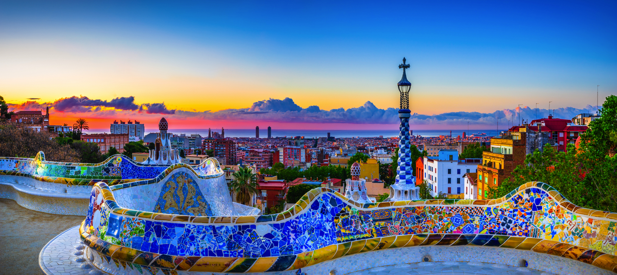 Park Güell bei Sonnenuntergang mit Blick auf Barcelona.