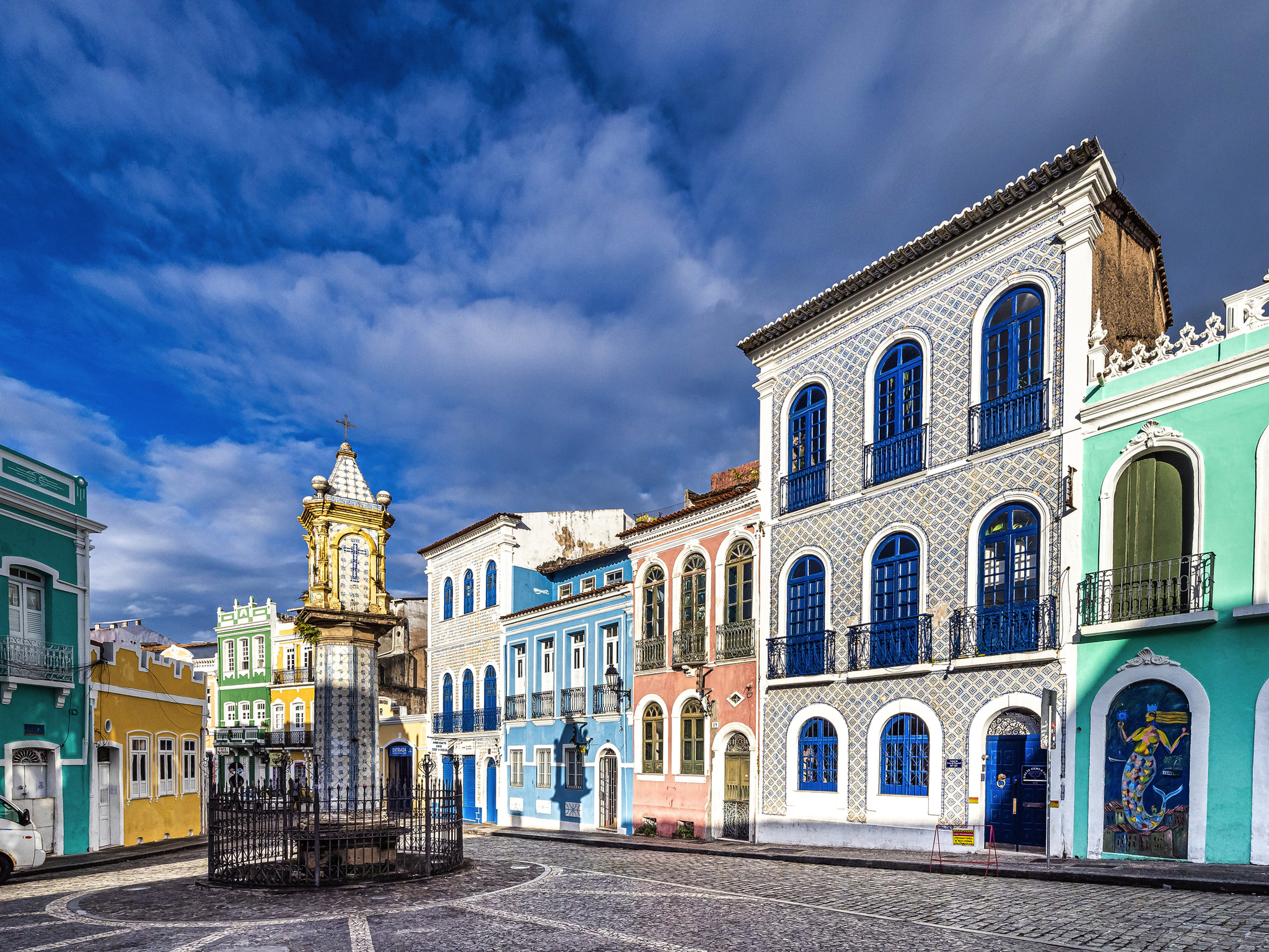 Farbenfrohe Kolonialhäuser im historischen Viertel Pelourinho in Salvador da Bahia, Brasilien.