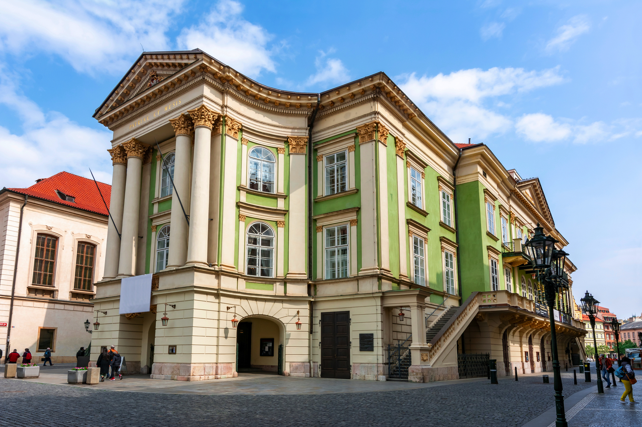 Das Ständetheater (Stavovske divadlo) in der Altstadt von Prag, Tschechien, an einem sonnigen Tag.