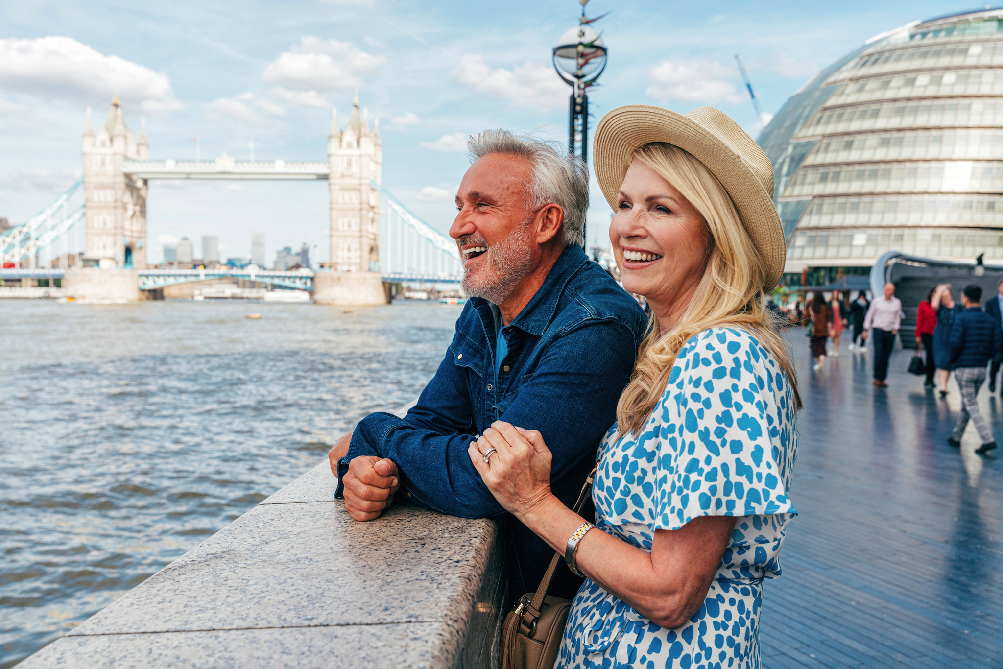 älteres Paar genießt die Aussicht auf die Tower Bridge in London während einer Urlaubsreise