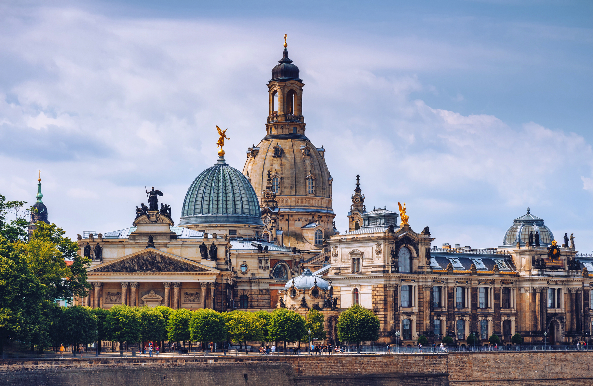 Historische Altstadt von Dresden mit der majestätischen Frauenkirche im Zentrum und der beeindruckenden Architektur der Umgebung.
