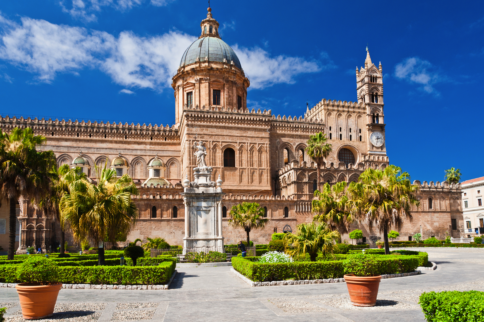 Kathedrale von Palermo mit Gärten und blauen Himmel im Hintergrund.