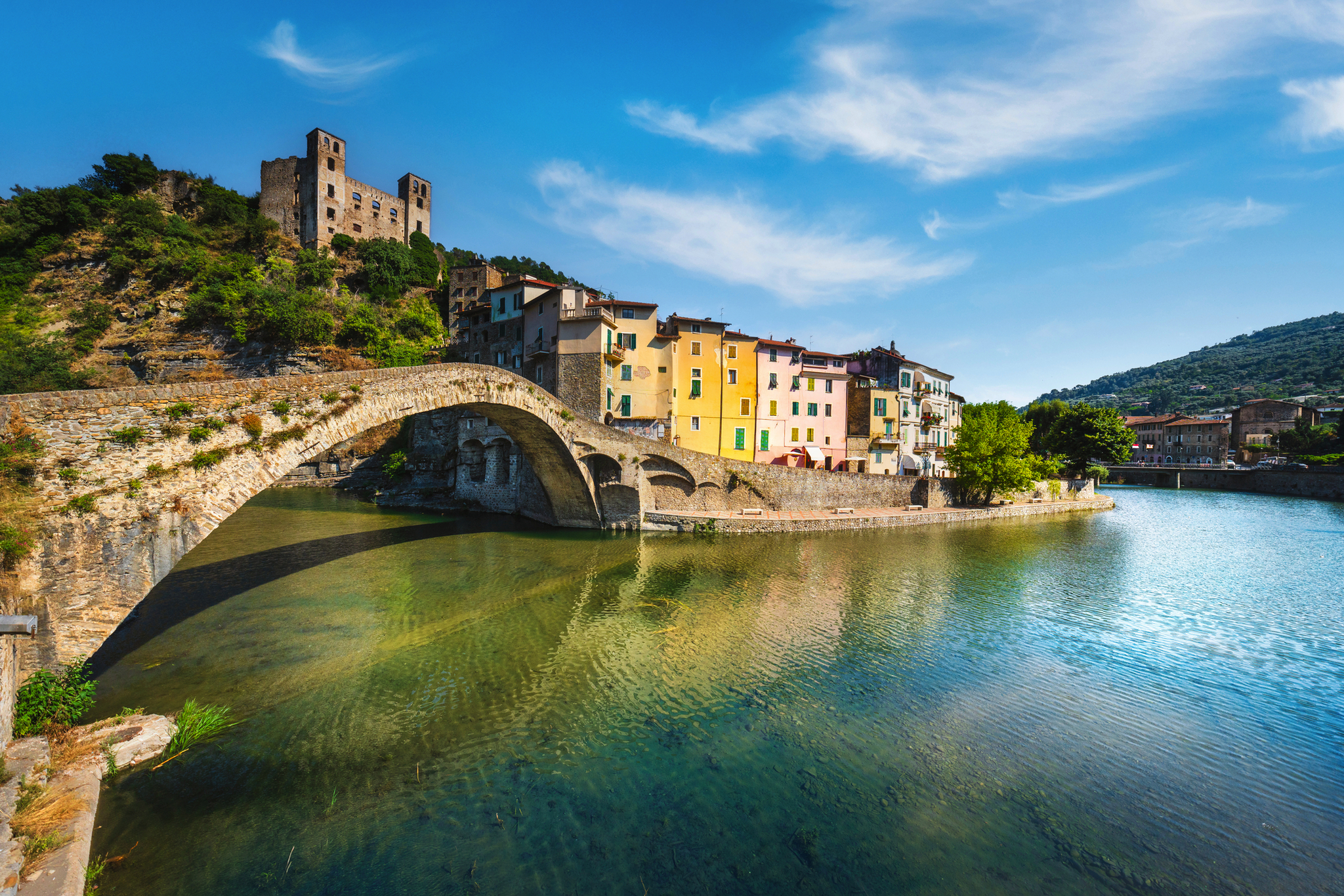 Eine mittelalterliche Brücke überquert einen Fluss in einer historischen Stadt.