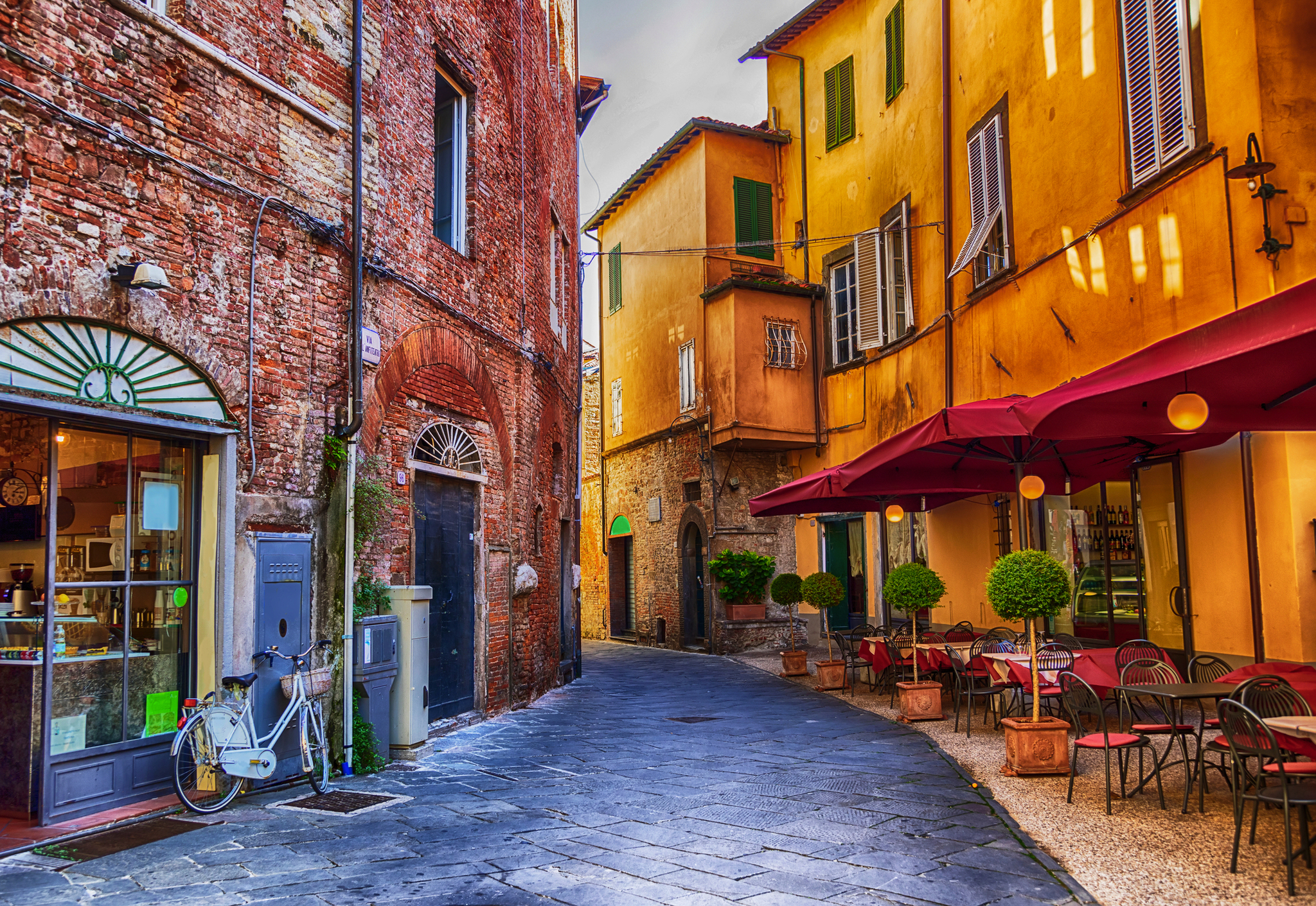 Altstadt von Lucca Schmale Gasse mit Café in historischer europäischer Altstadt.