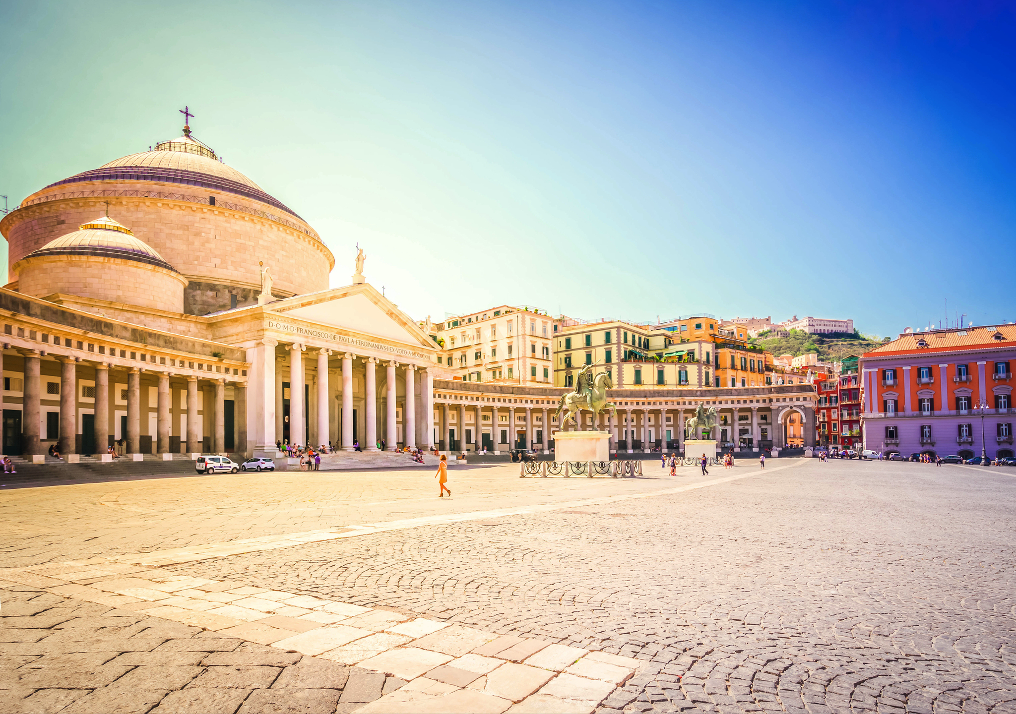 Piazza Plebiscito vor dem Königspalast in Neapel mit Blick auf den Vesuv im Hintergrund.
