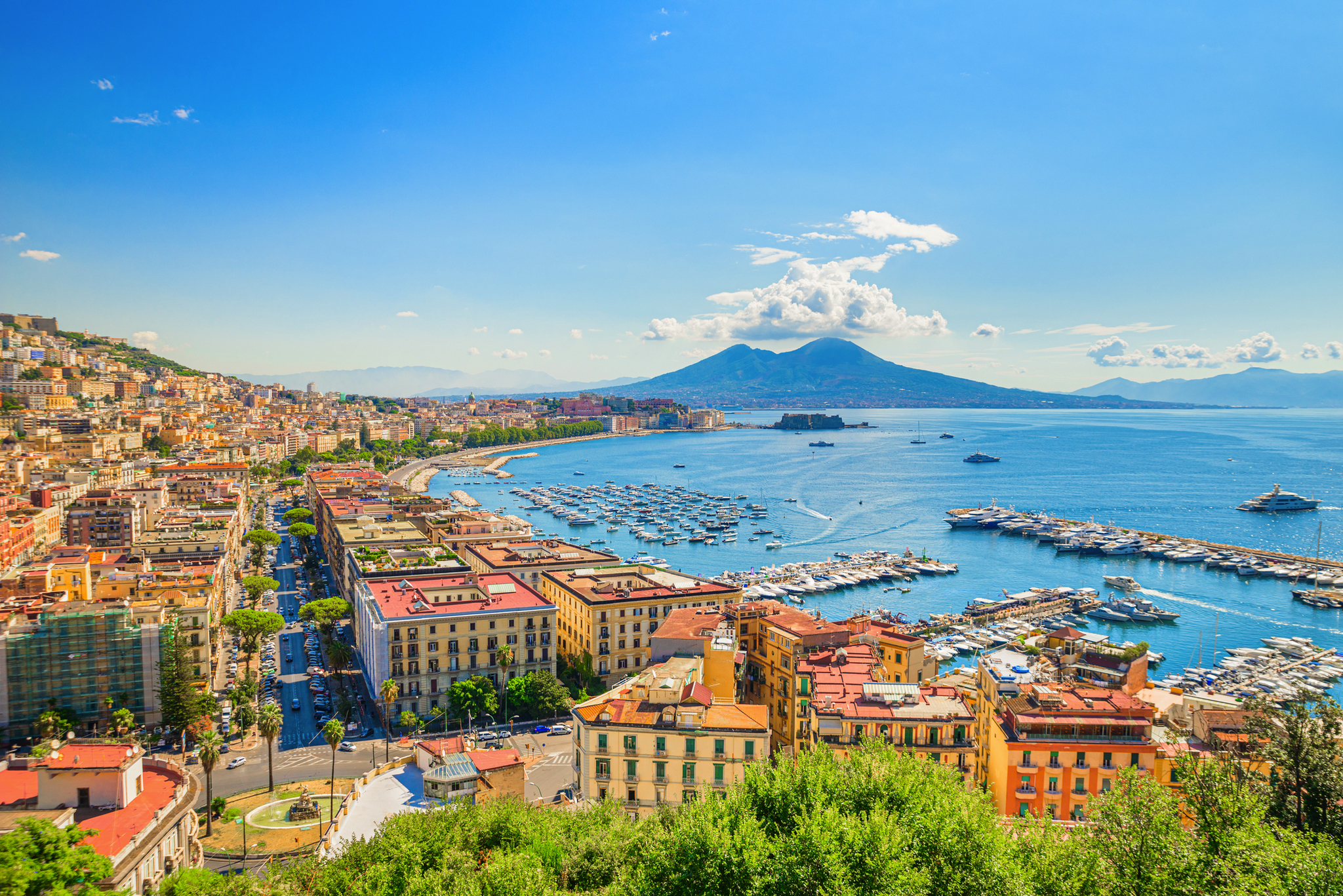 Blick auf Neapel mit Vesuv im Hintergrund an einem klaren Tag.