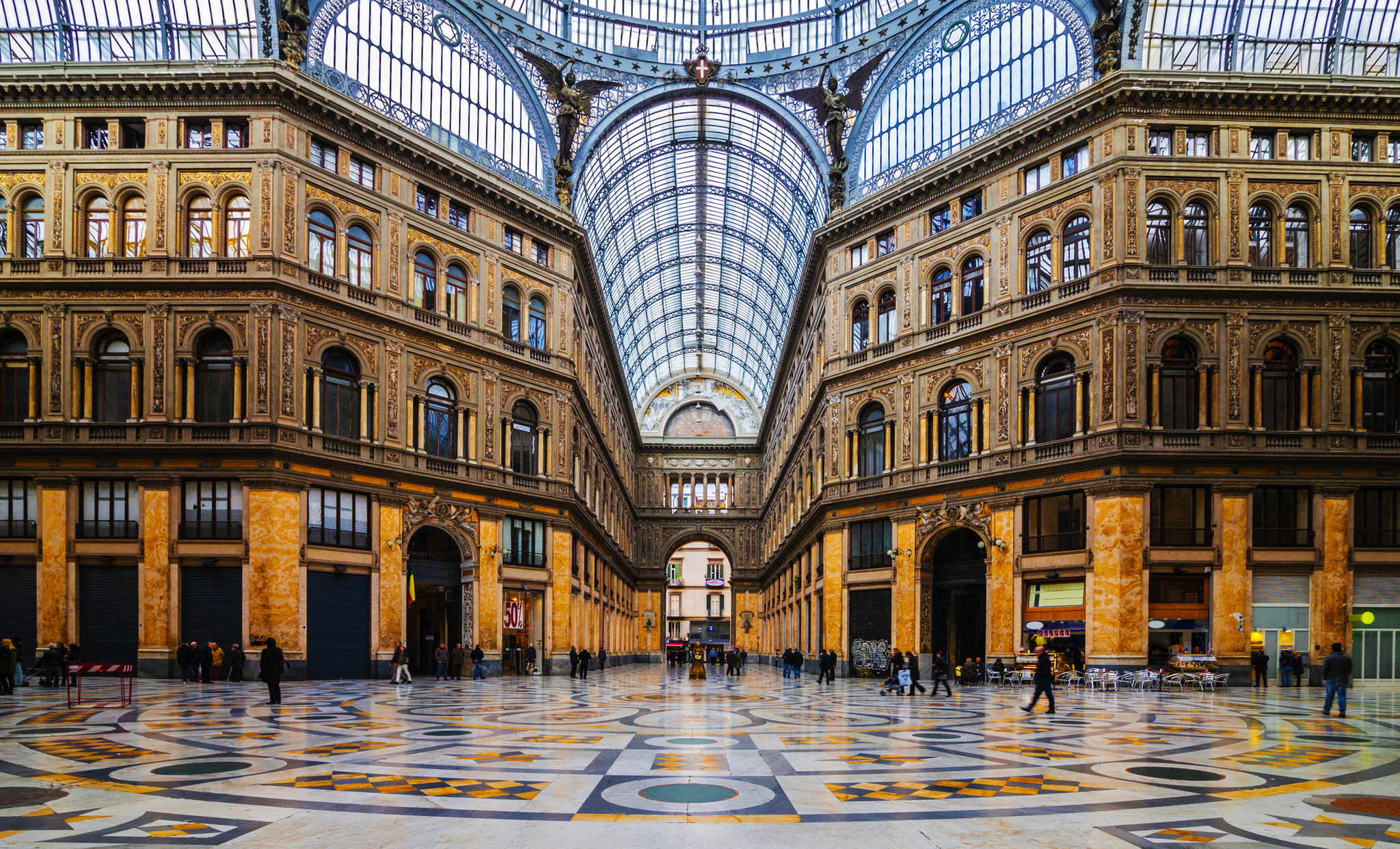 Galleria Umberto I in Neapel mit kunstvoller Architektur und einem beeindruckenden Glasdach.
