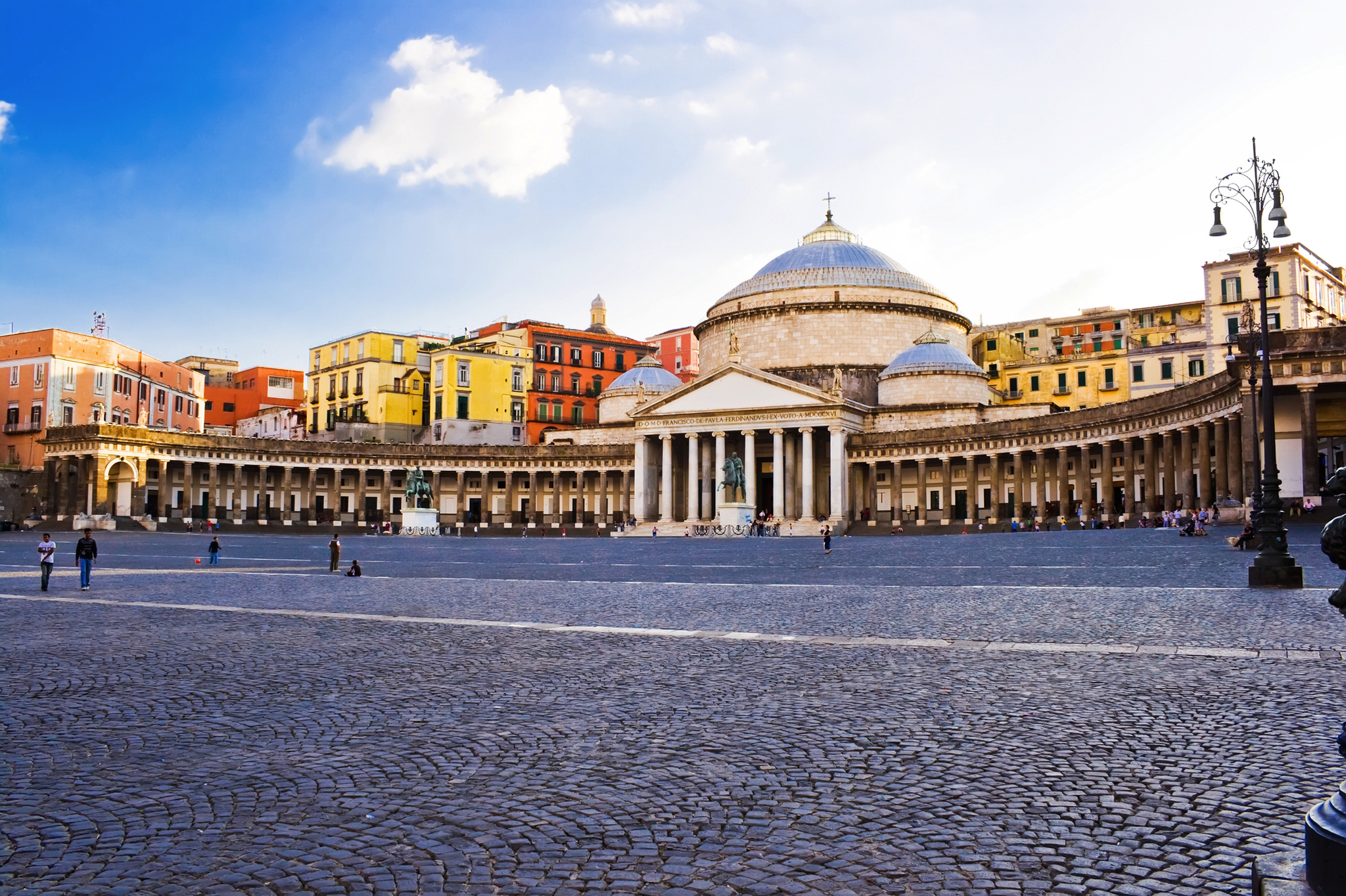 Weitblick auf die Piazza del Plebiscito in Neapel mit Kirche und Gebäuden im Hintergrund.