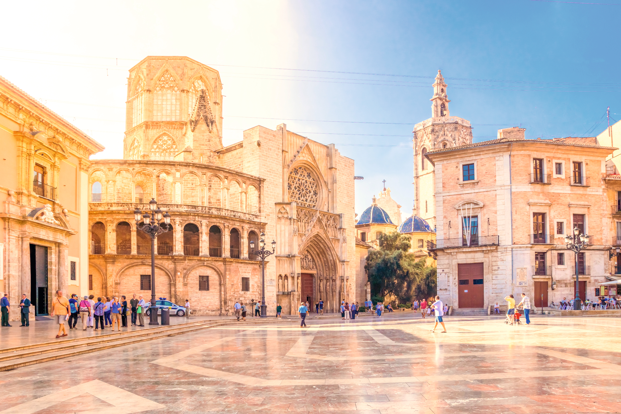 Historischer Platz mit Kathedrale und Menschen.