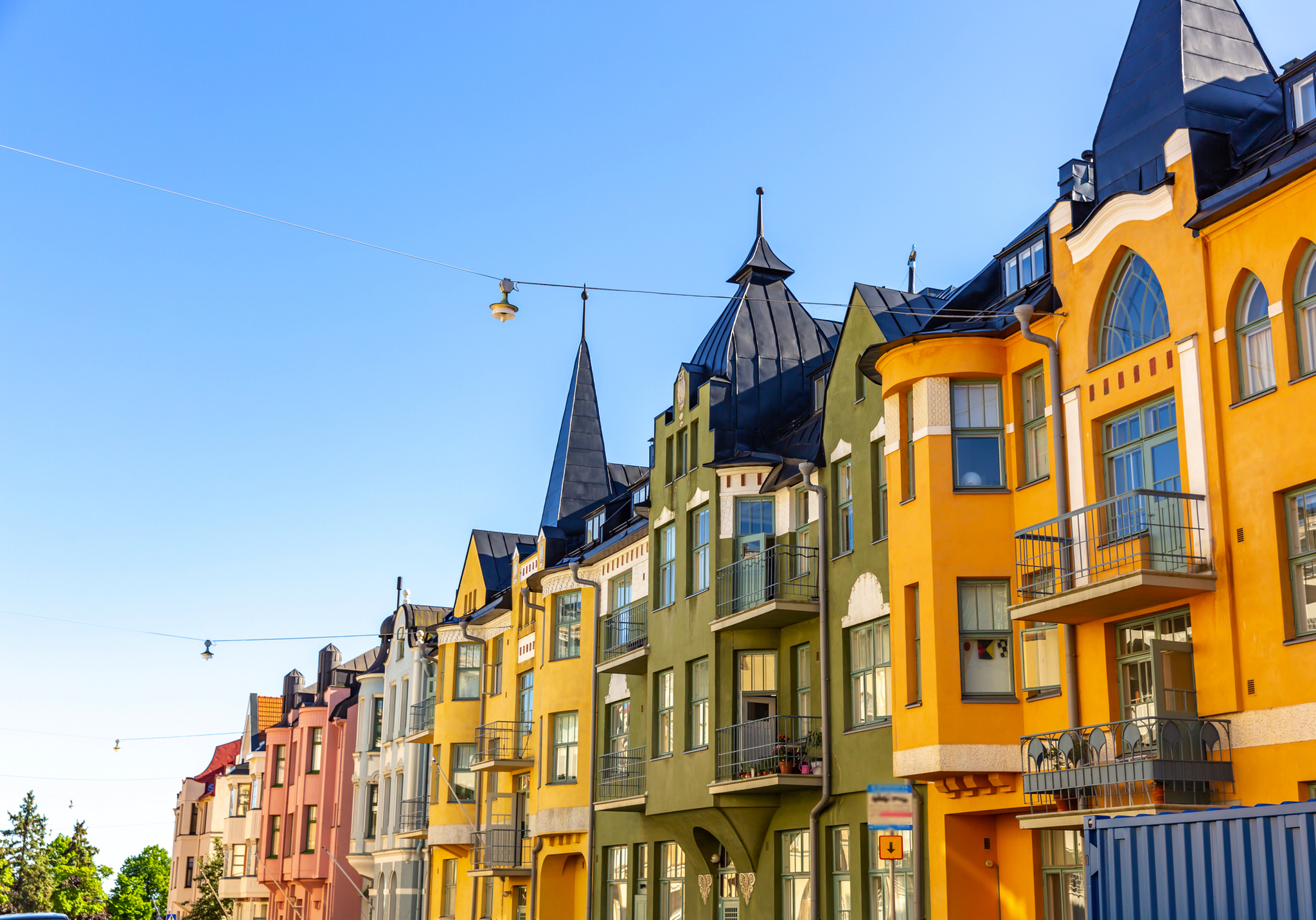 Bunte historische Gebäude mit Türmchen an einem sonnigen Tag.