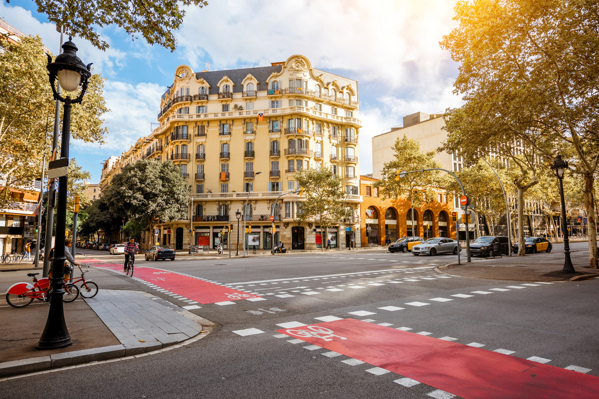 Städtische Straßenecke mit historischem Gebäude und Fahrradweg.