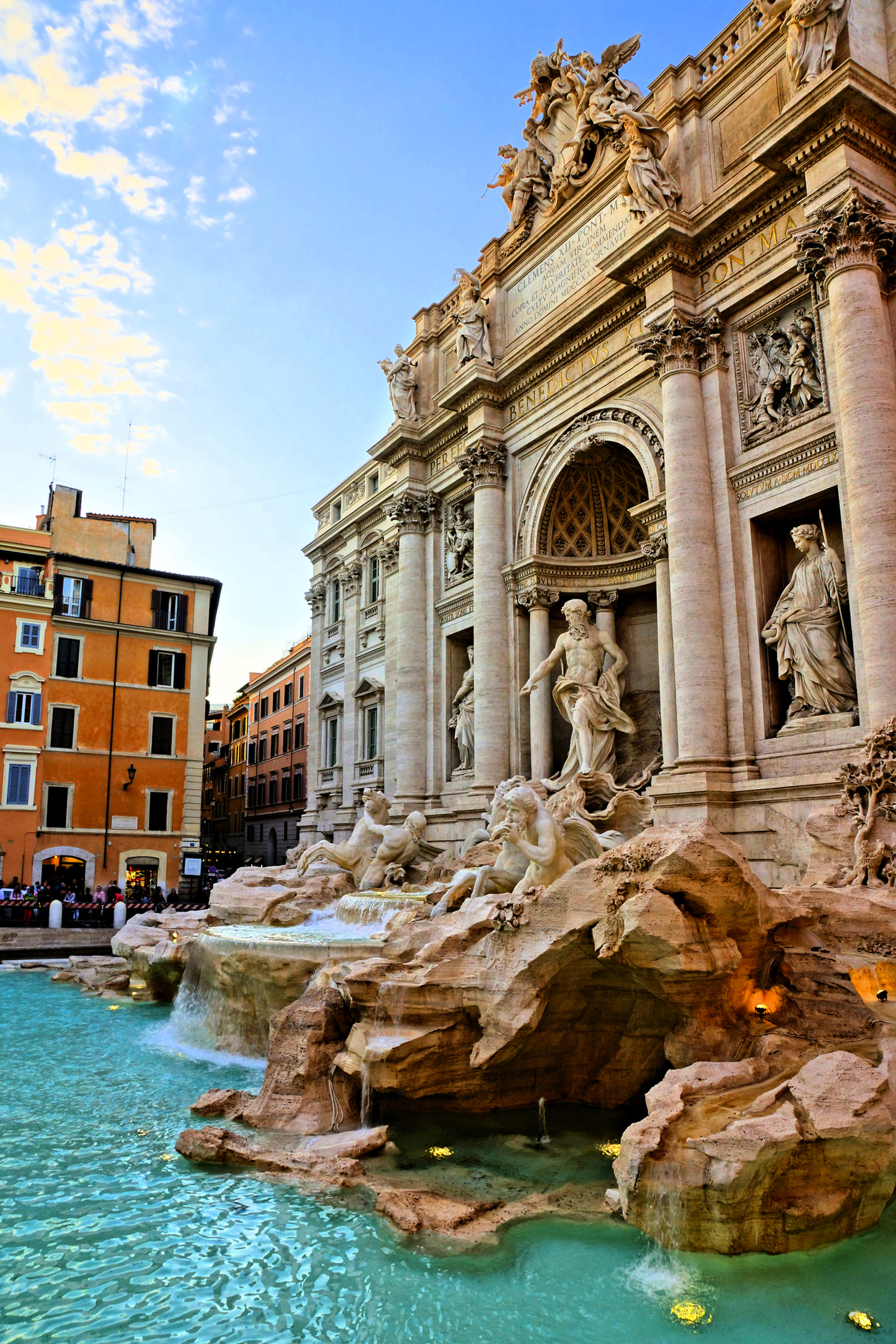Der berühmte Trevi-Brunnen in der Abenddämmerung, Rom, mit dem Palazzo Poli im Hintergrund.