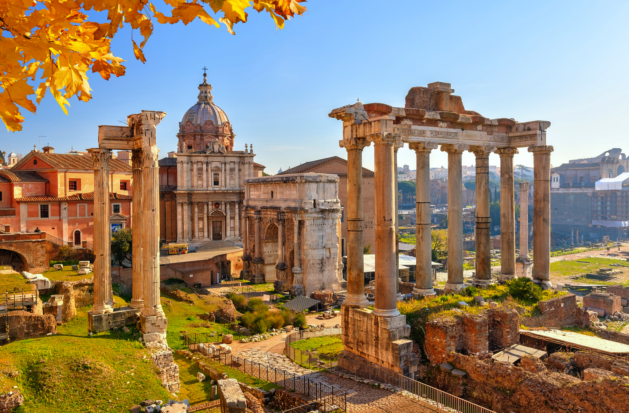 Ruinen des Forum Romanum in Rom bei sonnigem Wetter.