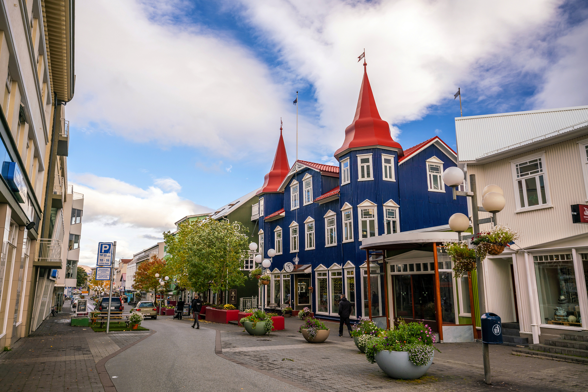 Innenstadt von Akureyri in Island mit bunten Gebäuden und Straßenszene im Eyjafjördur-Fjord.