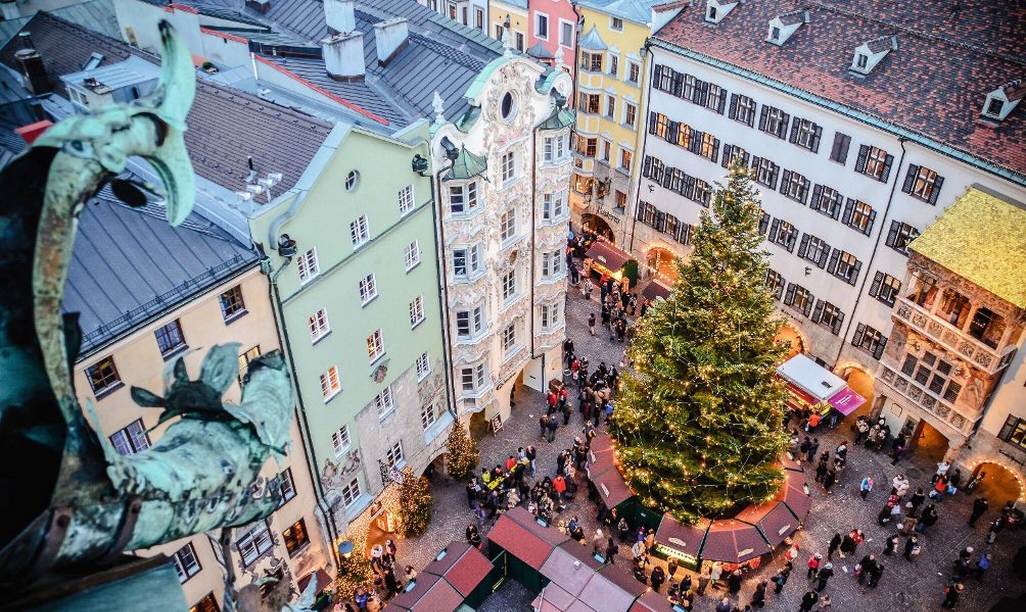 Weihnachtsmarkt vor dem Goldenen Dachl in Innsbruck aus der Vogelperspektive.