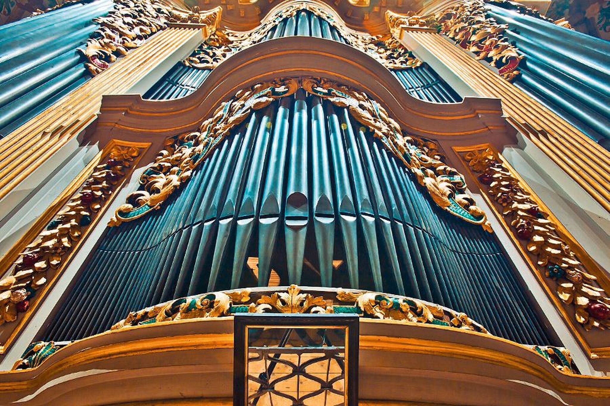 Silbermann-Orgel in Freiberg mit verzierten Pfeifen und reichem Dekor.