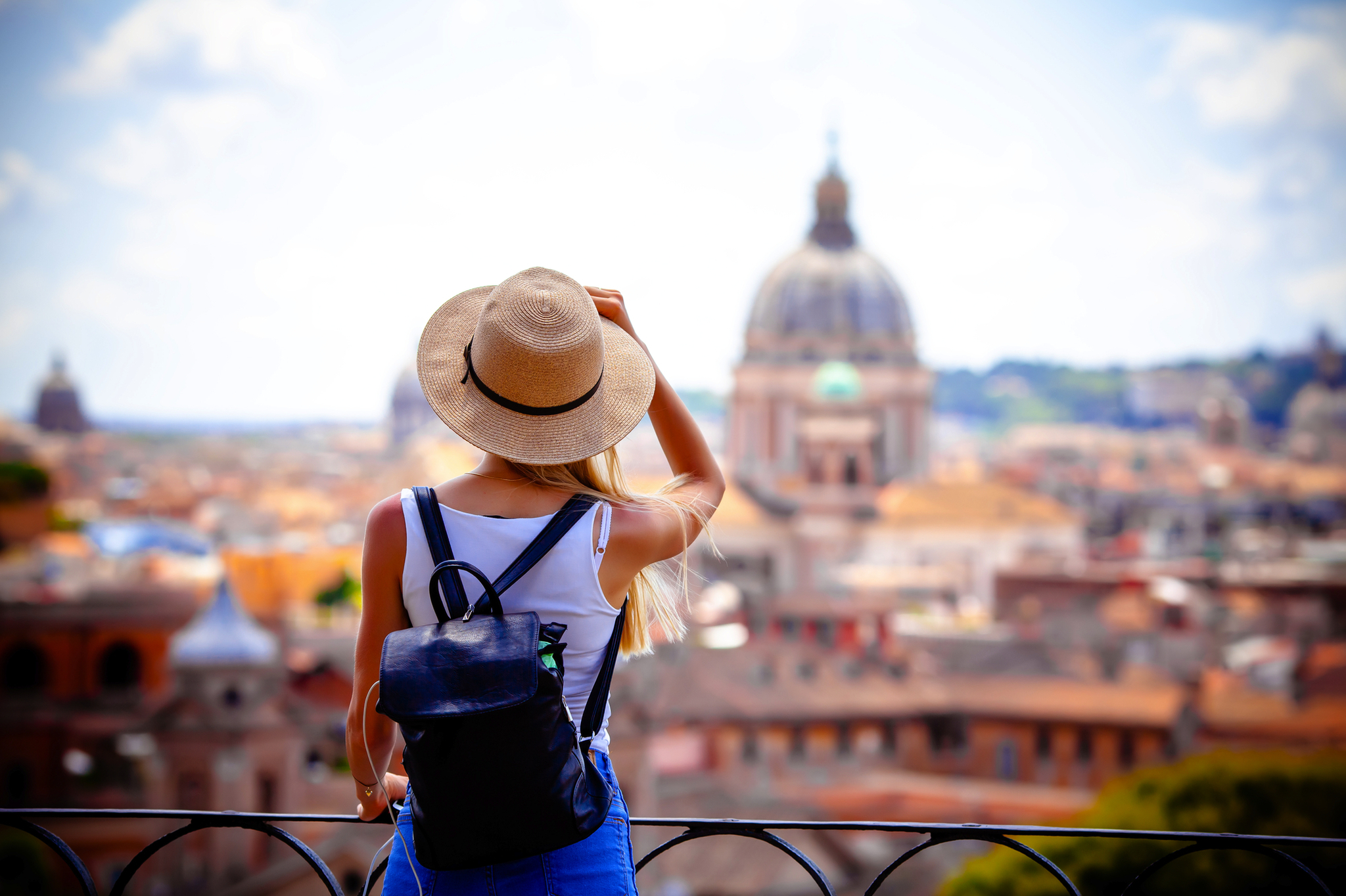 Frau in Rom beim Sightseeing, mit Blick auf die Skyline der Stadt.