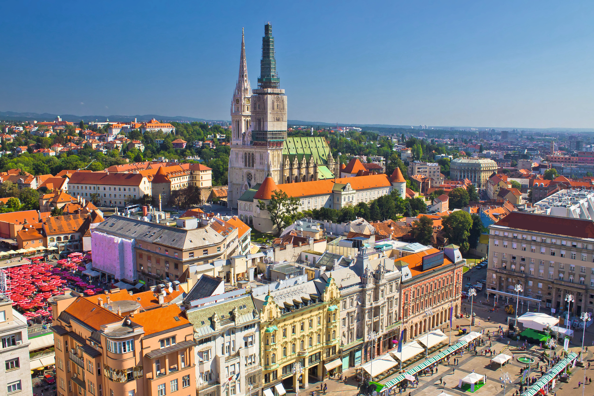 Luftaufnahme des Hauptplatzes von Zagreb, Kroatien, mit der Zagreber Kathedrale im Hintergrund