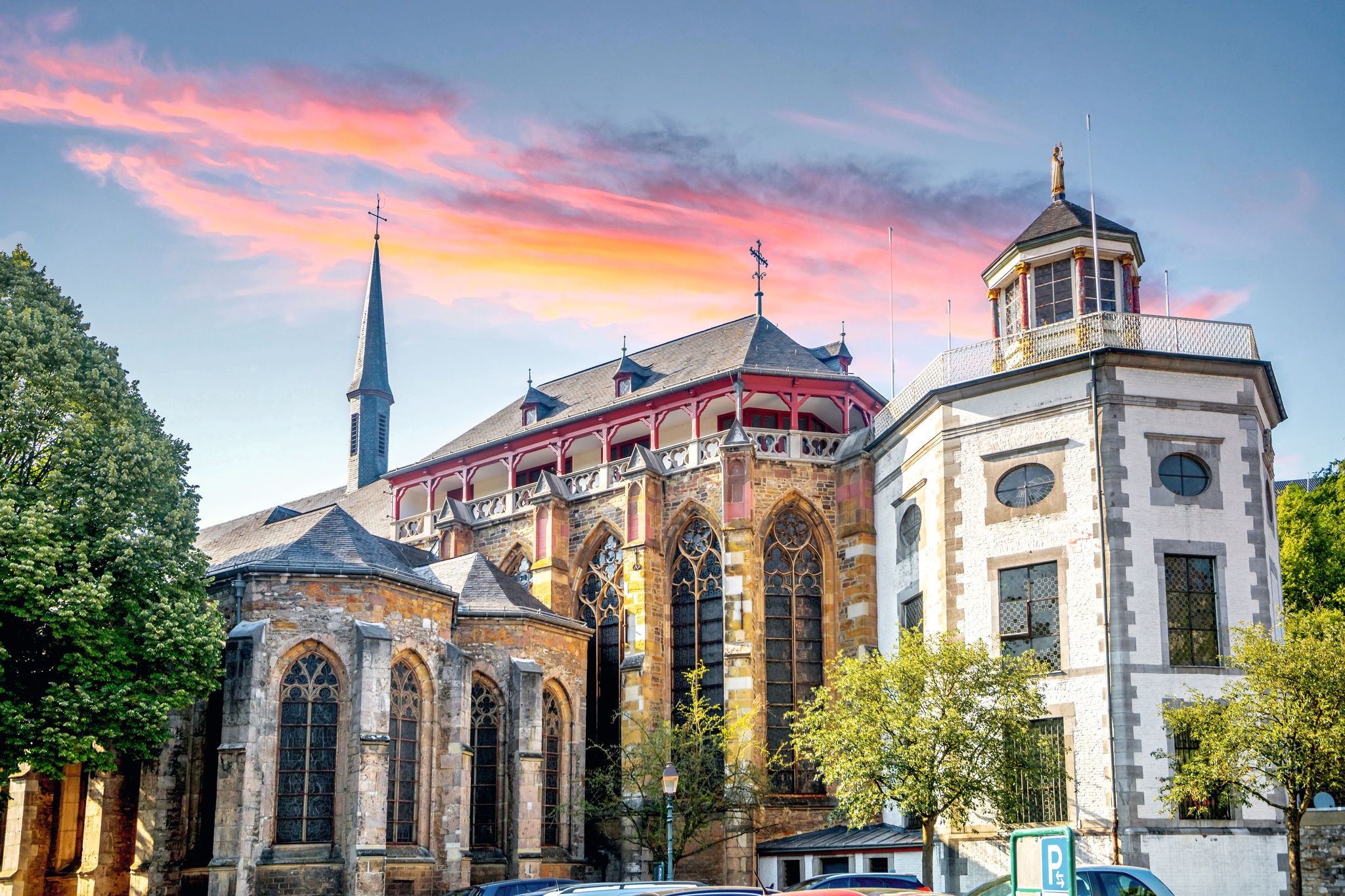 Historisches Gebäude mit einer Kirche und einem Turm bei Sonnenuntergang.
