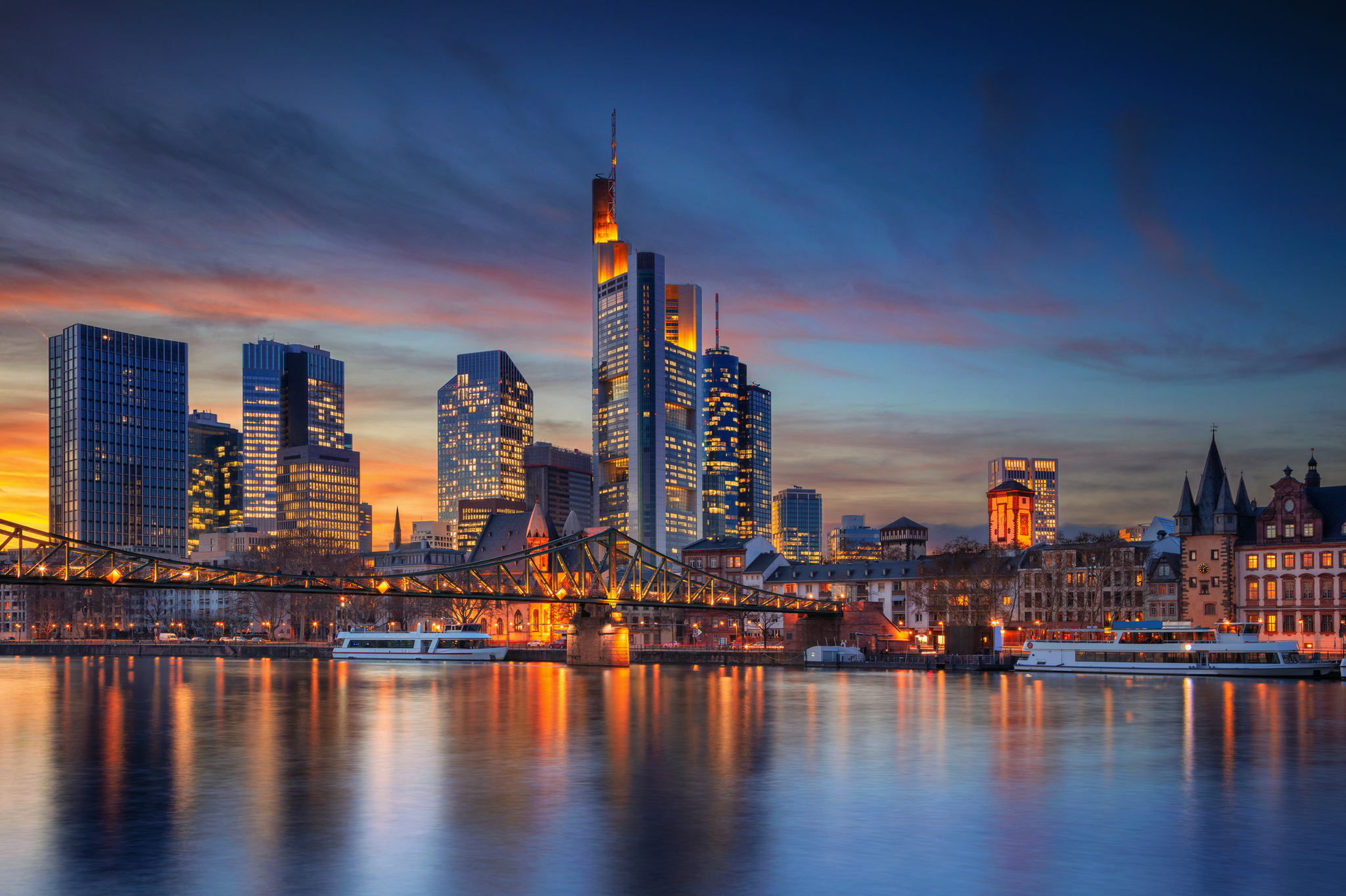 Frankfurt am Main Skyline von Frankfurt am Main bei Dämmerung im Winter, Hessen, Deutschland.