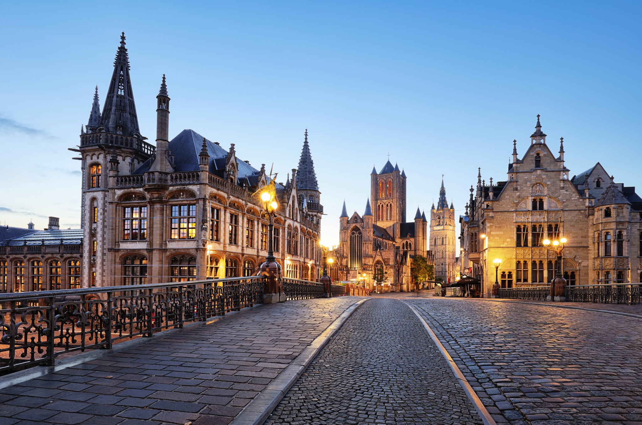 Historische Architektur und Straßen in Gent, Belgien, bei Sonnenuntergang in sanfter Dämmerung.