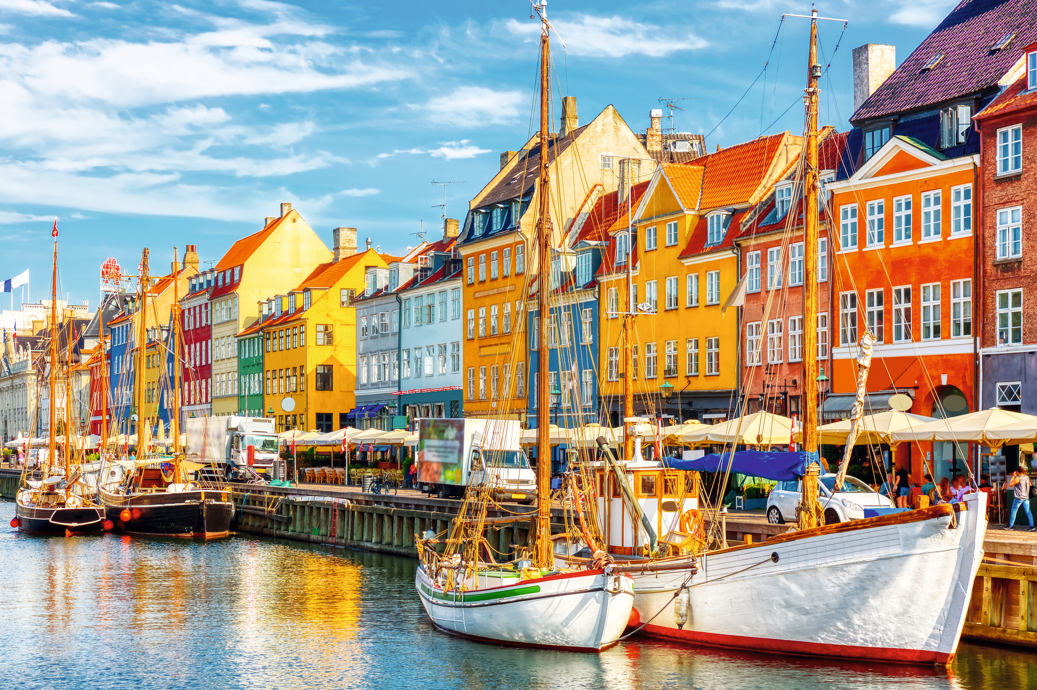 Bunte Gebäude und Boote am alten Hafen Nyhavn im Zentrum von Kopenhagen, Dänemark.