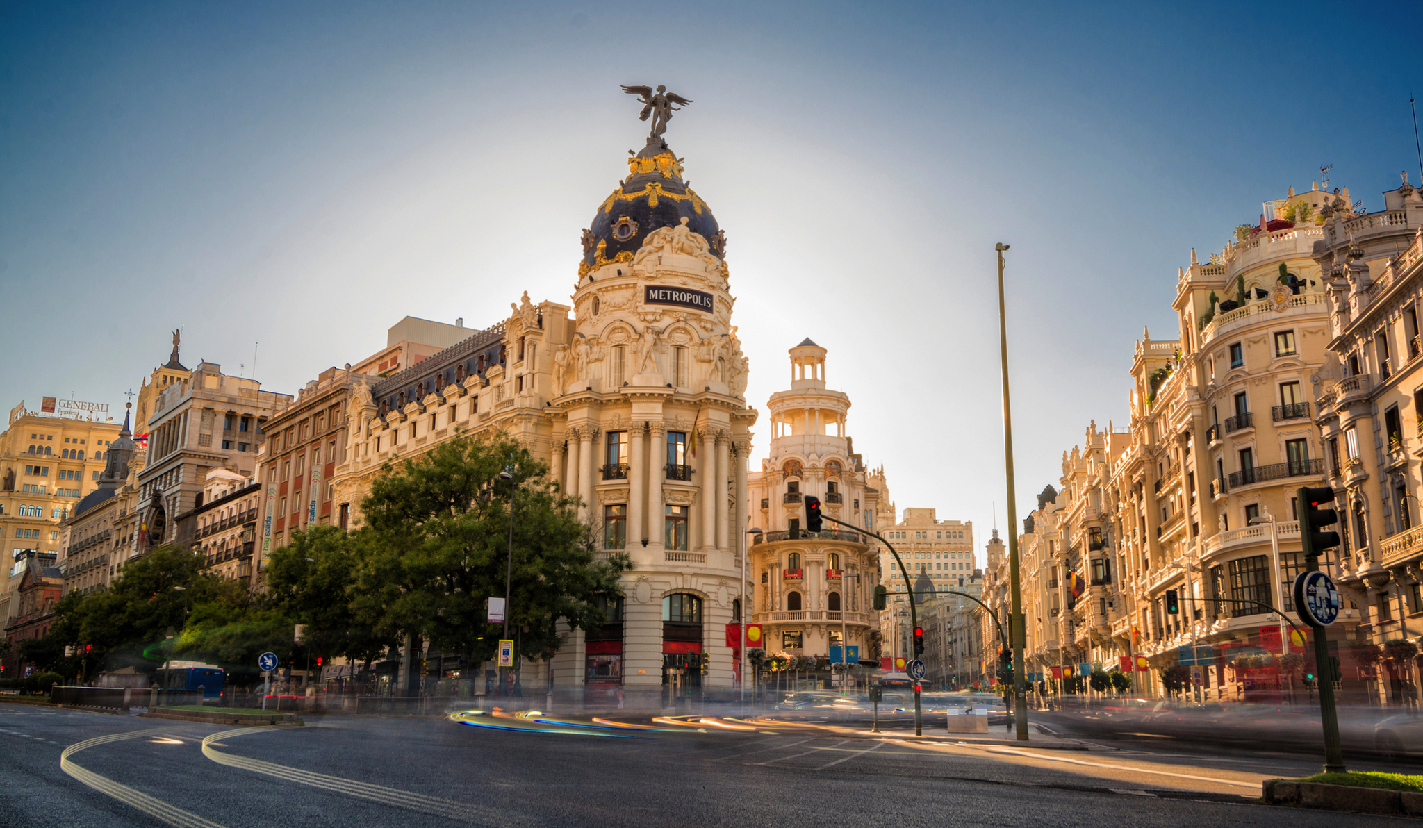 Skyline von Madrid mit Blick auf die Gran Vía und historischen Gebäuden bei Tageslicht.