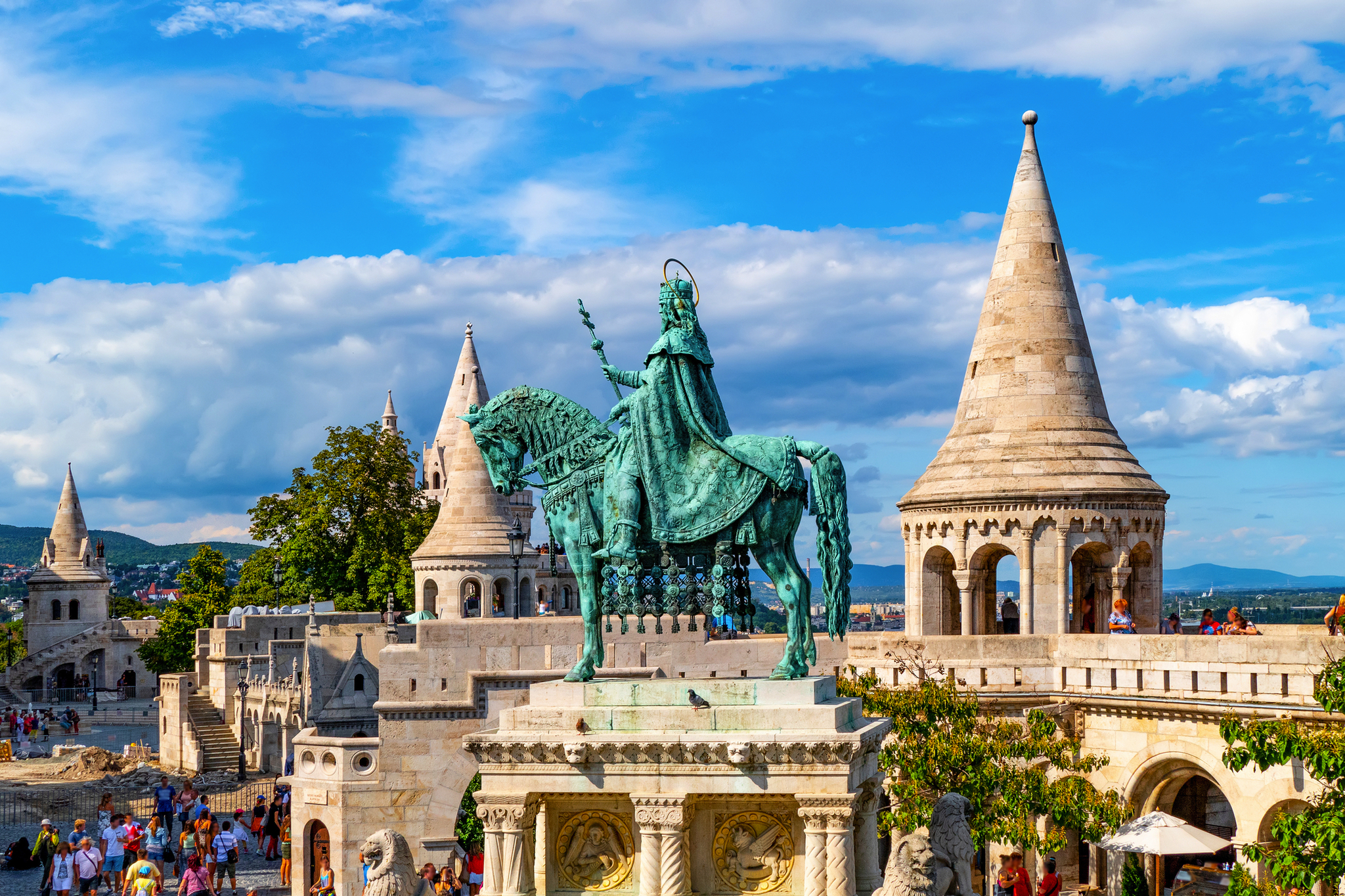 Bräutigam in Budapest bei der Fischerbastei mit Blick auf den verschneiten Fluss Donau