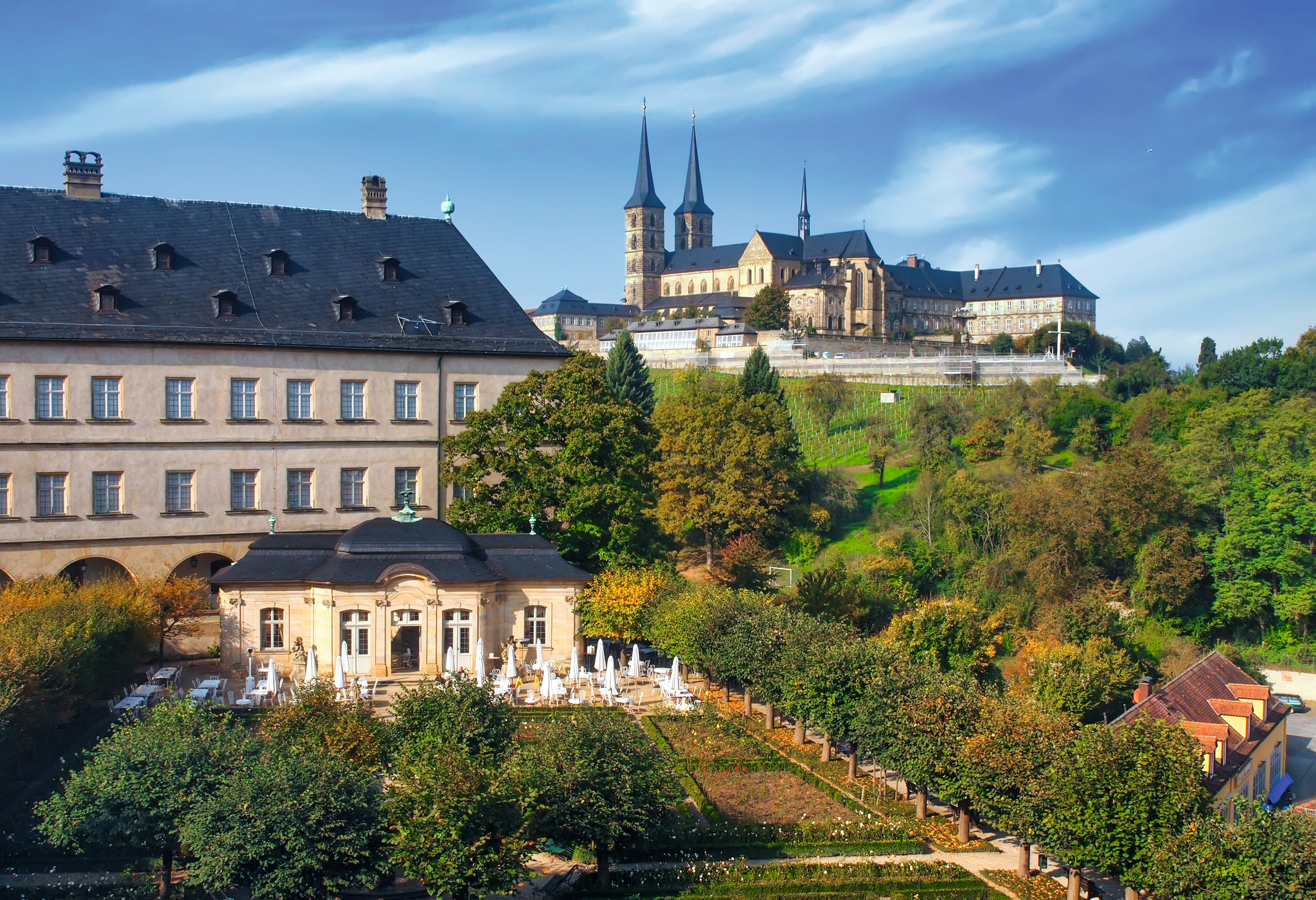 Historische Gebäude und Kloster auf einem Hügel bei sonnigem Wetter.