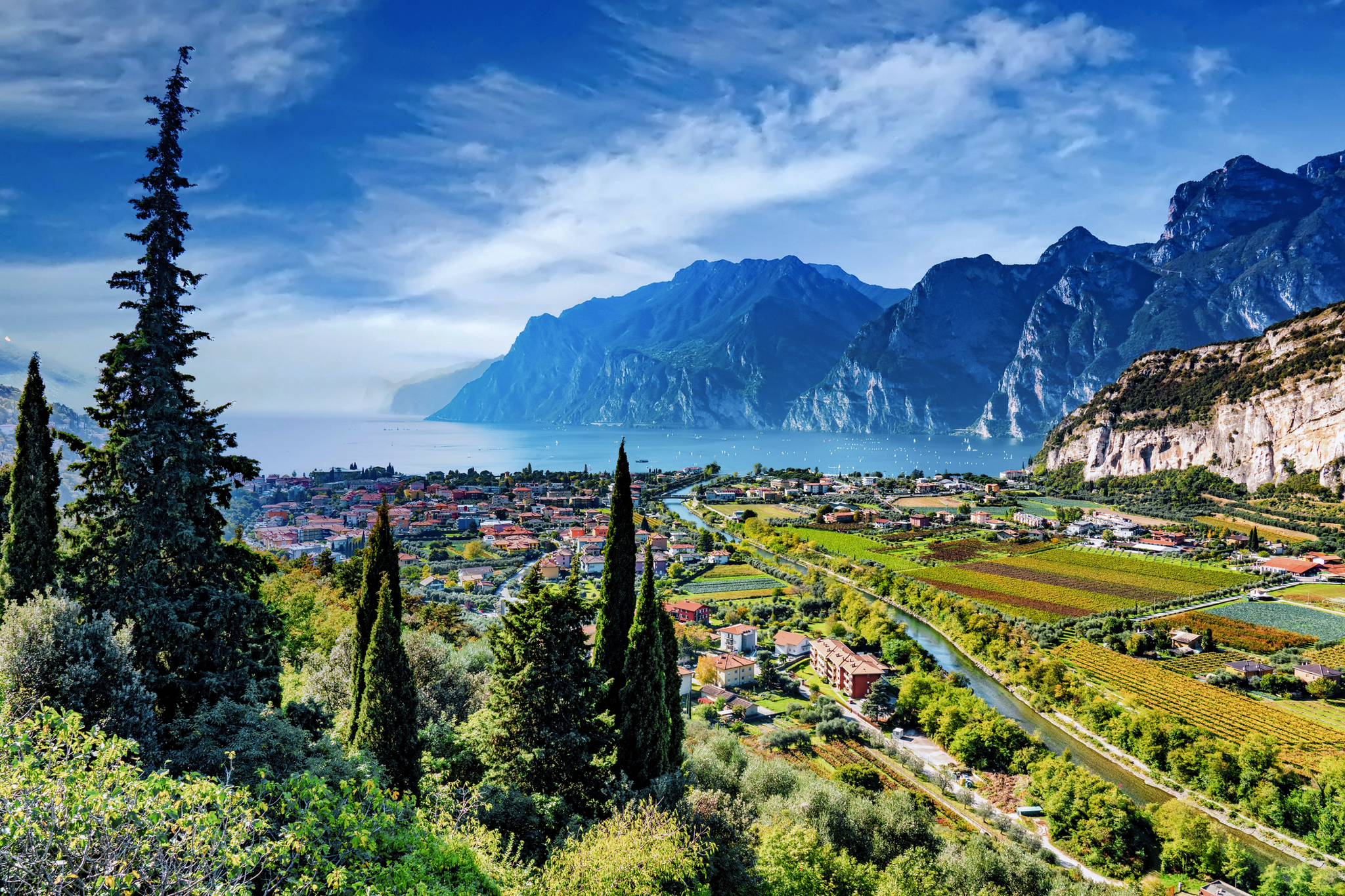 Aussicht auf den Gardasee mit den Orten Torbole, Arco und Riva del Garda umgeben von den Alpen.